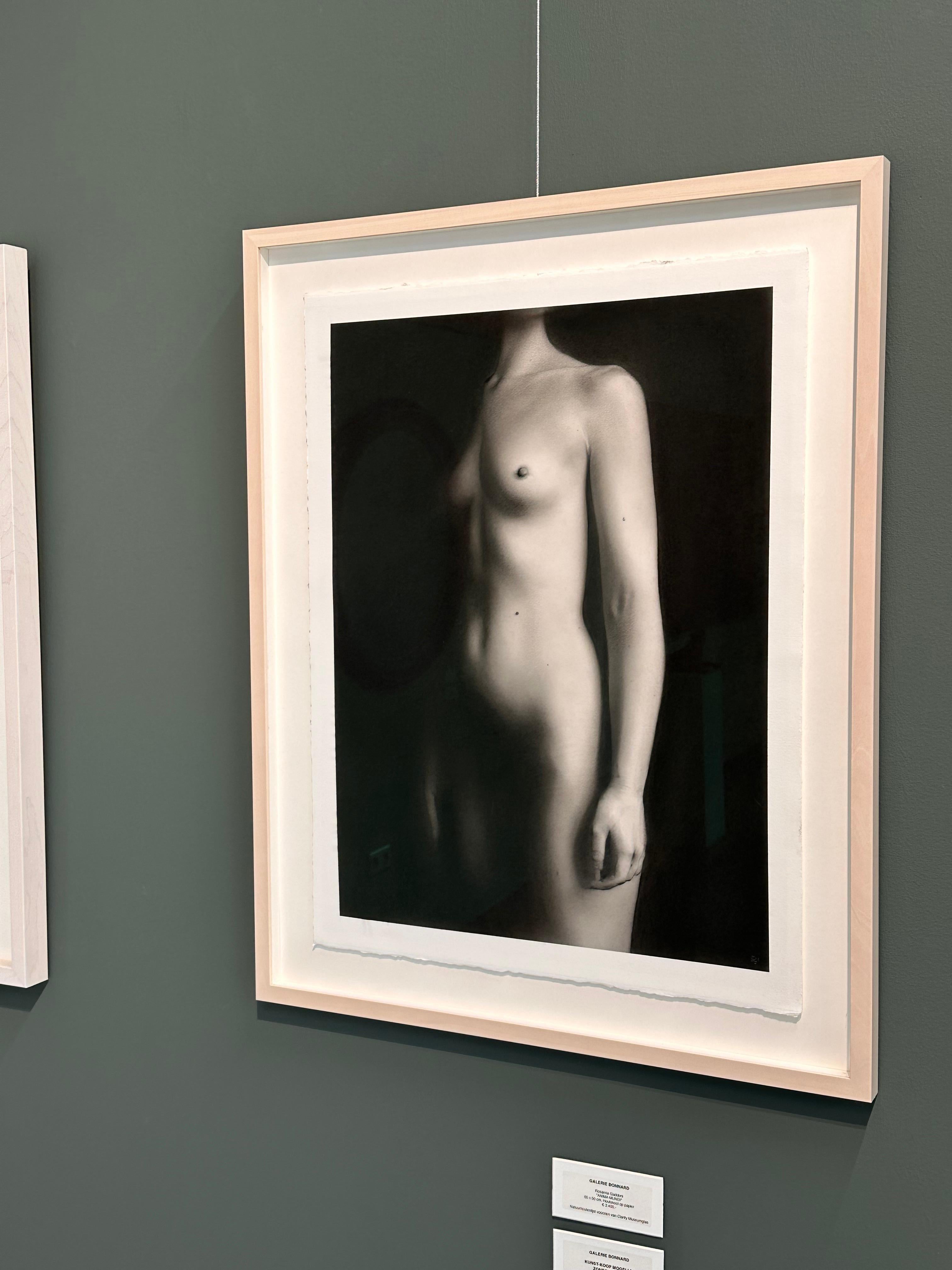 Anima Mundi - Contemporary Charcoal Drawing, Weiblicher Akt auf Papier, 21. – Art von Rosanna Gaddoni