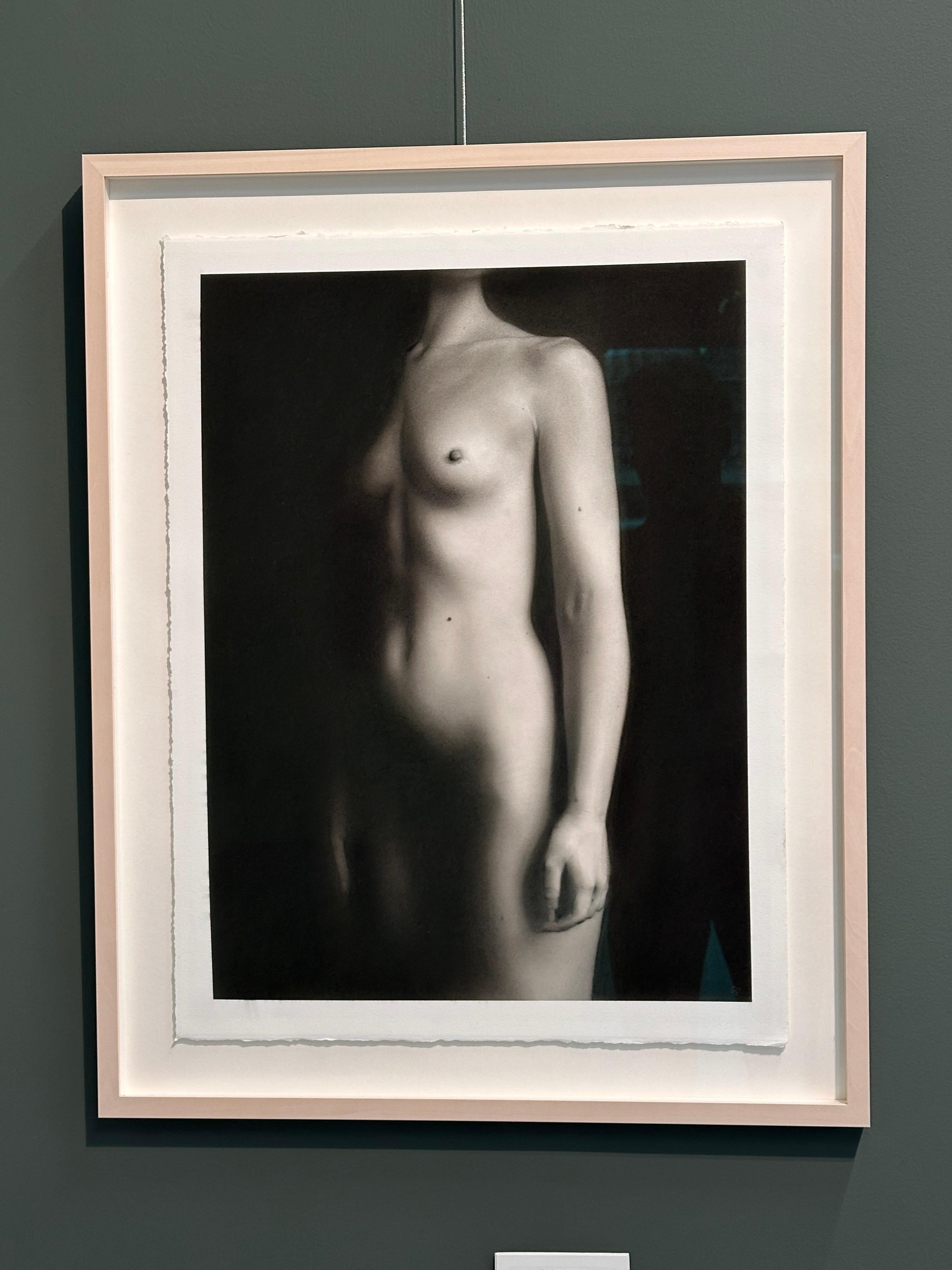 Anima Mundi - Contemporary Charcoal Drawing, Weiblicher Akt auf Papier, 21. (Schwarz), Figurative Art, von Rosanna Gaddoni