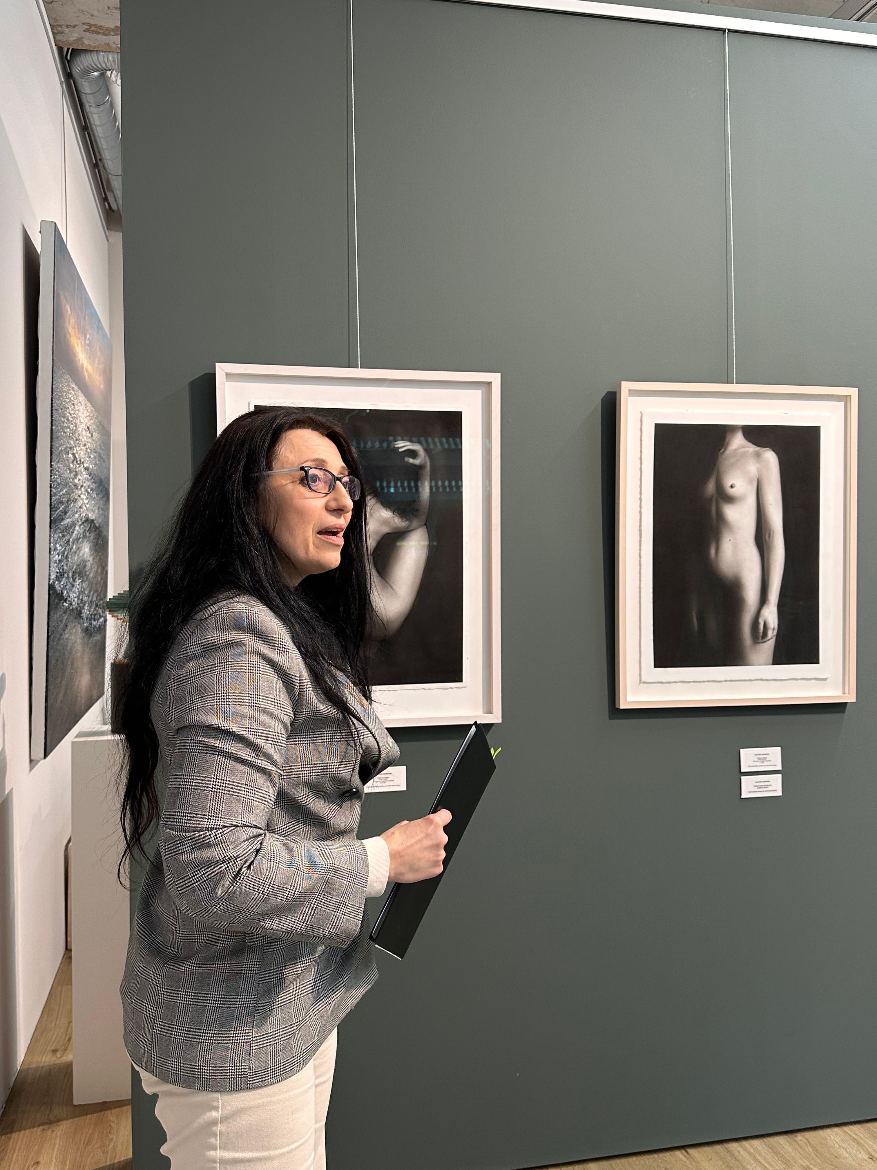 Nocturno - Dibujo al carbón contemporáneo del siglo XXI de una mujer desnuda - Nude Negro de Rosanna Gaddoni