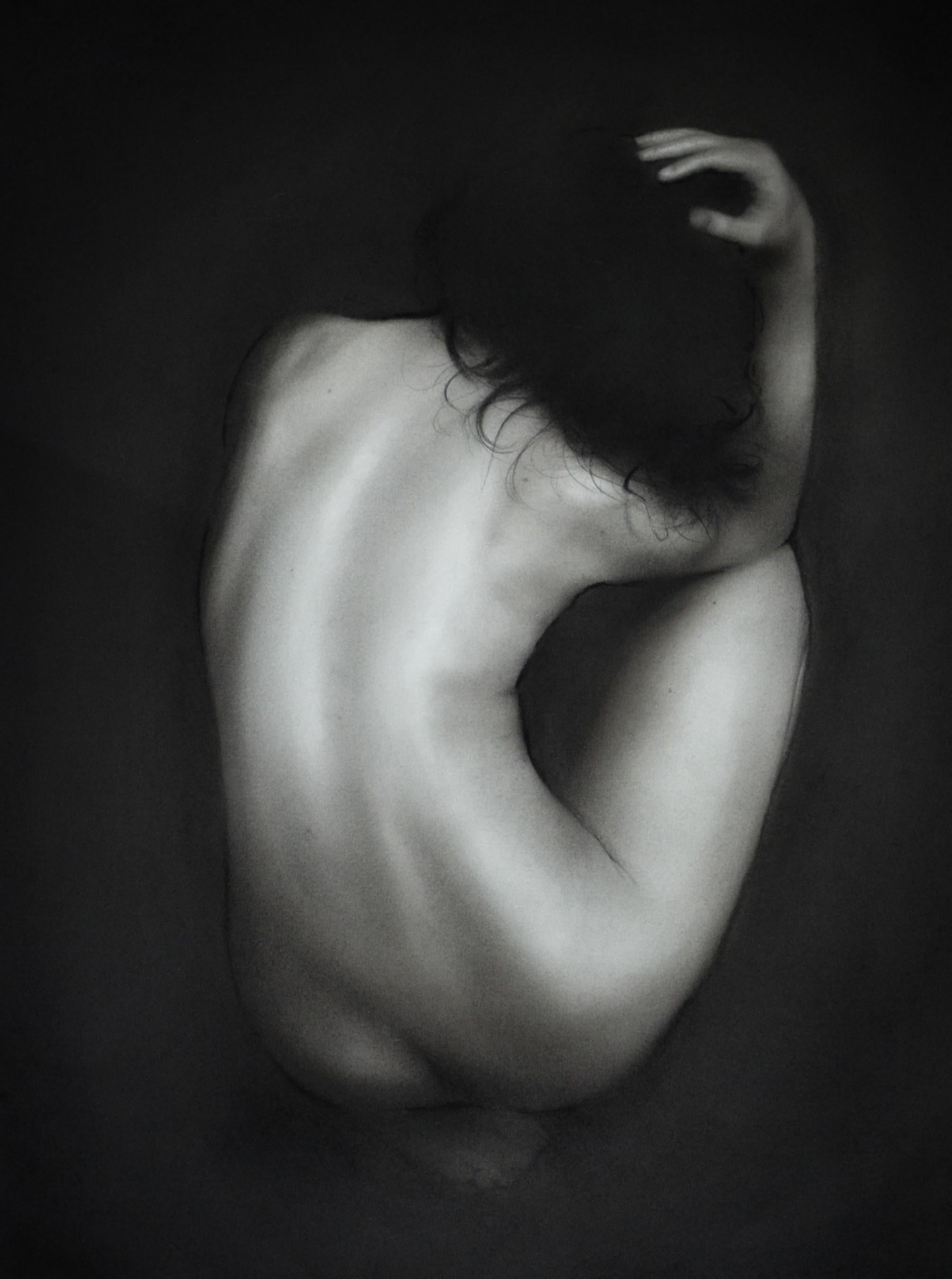 Nude de Rosanna Gaddoni - Nocturno - Dibujo al carbón contemporáneo del siglo XXI de una mujer desnuda