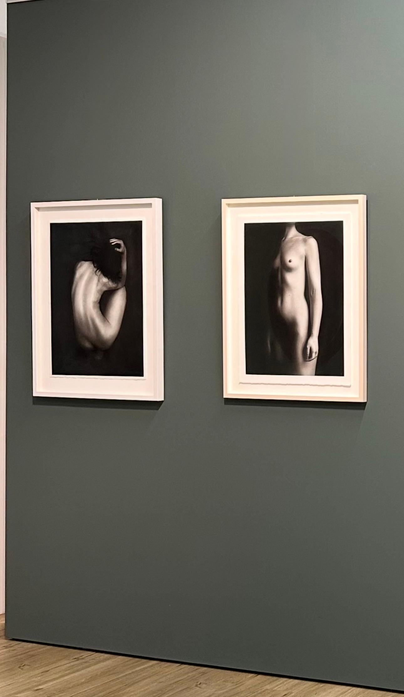 Nocturno - Dibujo al carbón contemporáneo del siglo XXI de una mujer desnuda - Art de Rosanna Gaddoni