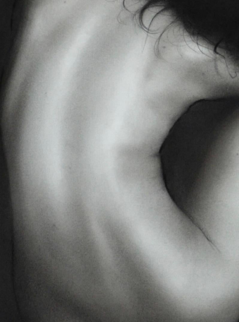 Nocturno - Dibujo al carbón contemporáneo del siglo XXI de una mujer desnuda - Art Contemporáneo de Rosanna Gaddoni