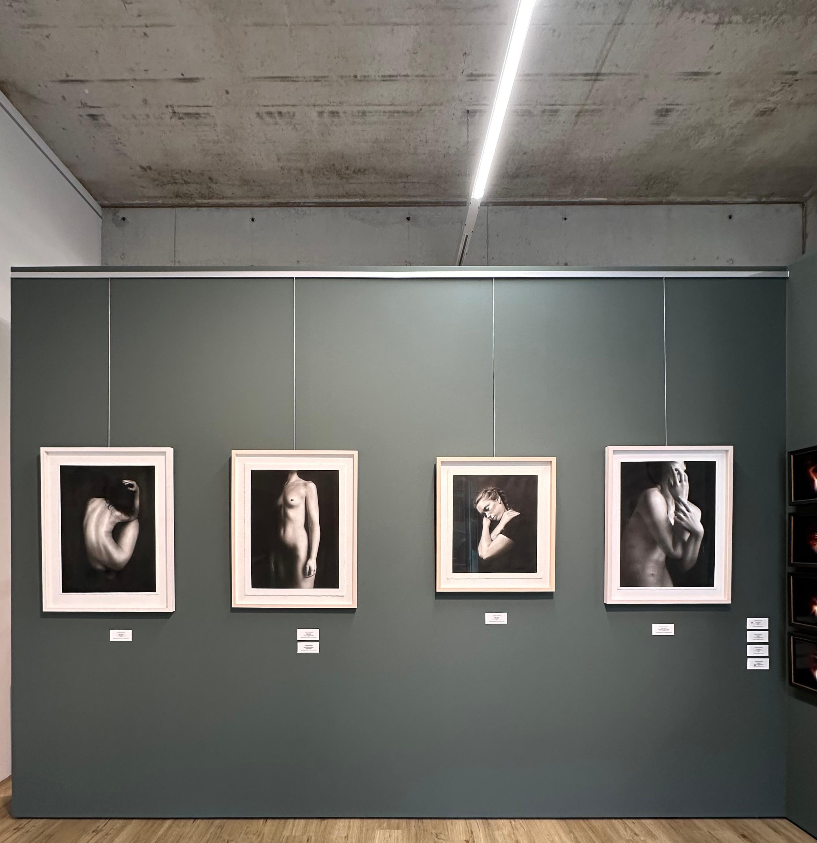 Nocturno - Dibujo al carbón contemporáneo del siglo XXI de una mujer desnuda en venta 1