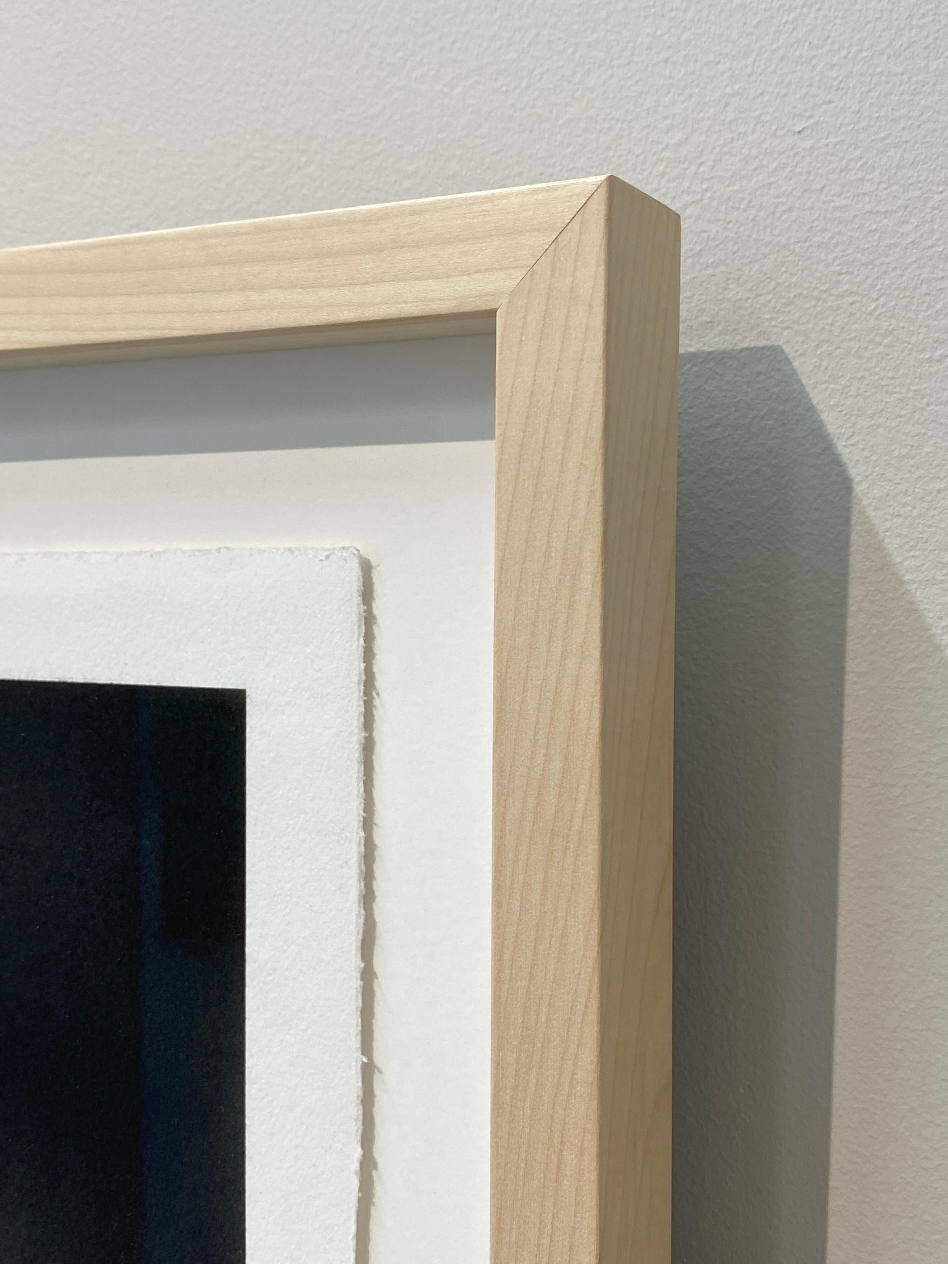 El cervatillo - Dibujo contemporáneo al carboncillo del siglo XXI de una querida en venta 4