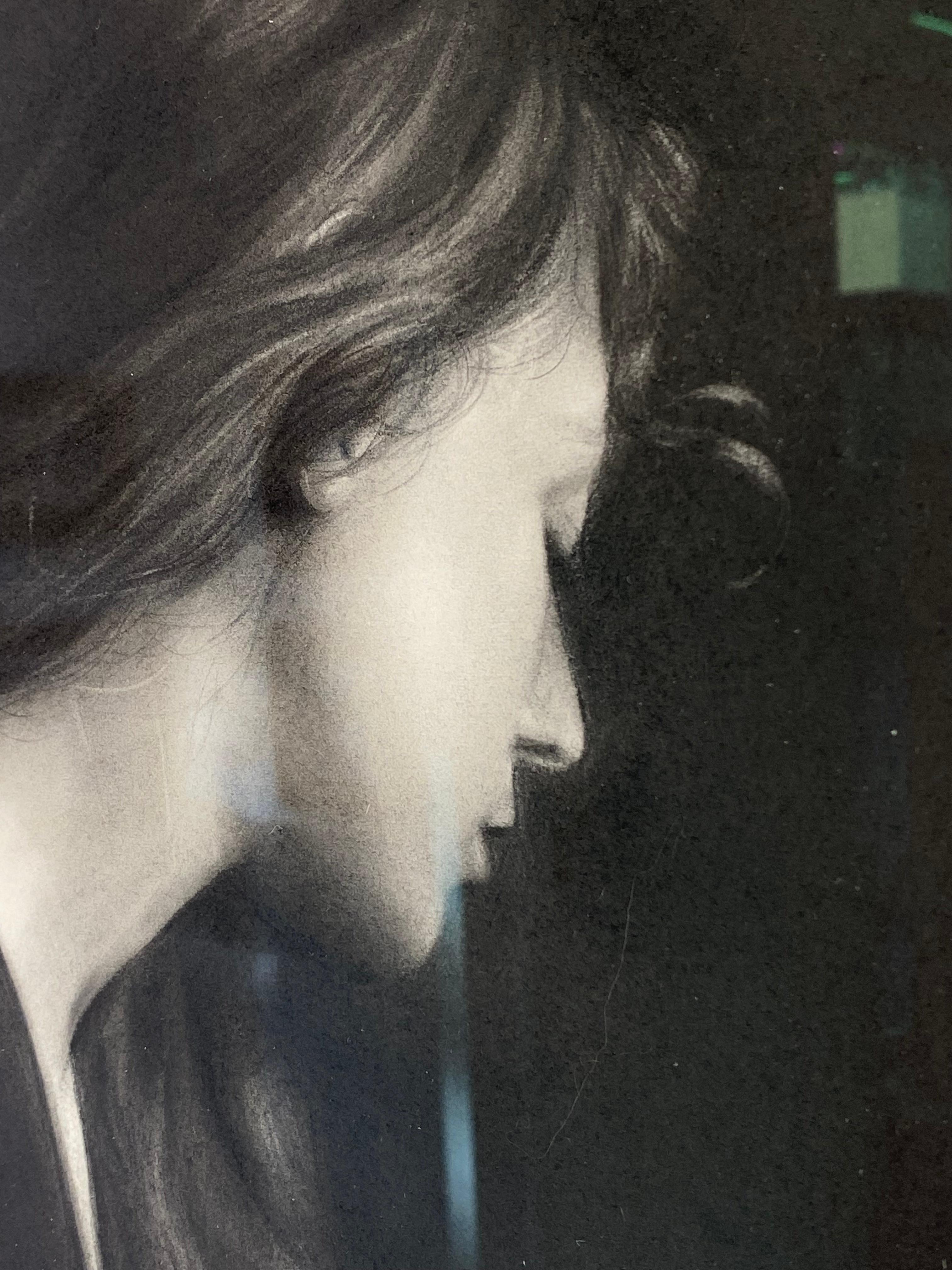 Einstimmung - Zeitgenössische Kohlezeichnung eines Mädchens aus dem 21. im Angebot 1