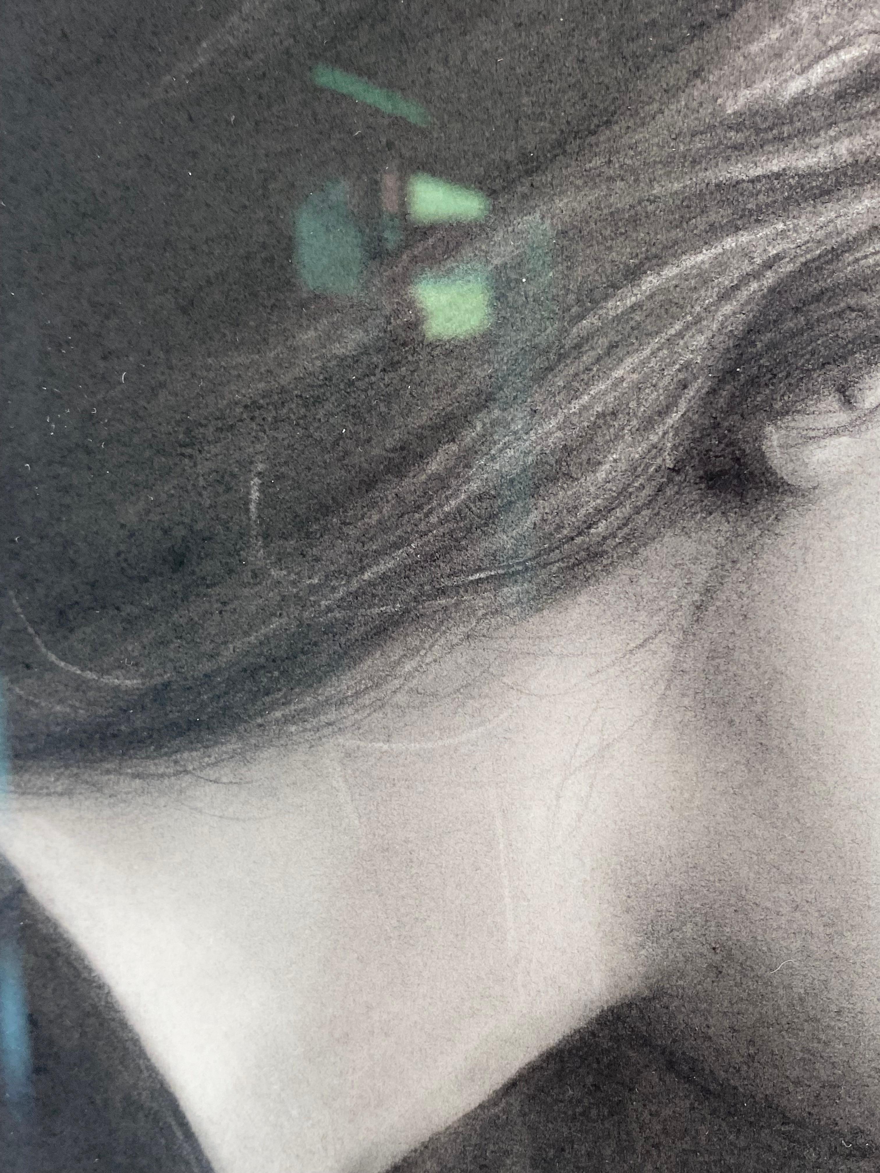 Einstimmung - Zeitgenössische Kohlezeichnung eines Mädchens aus dem 21. im Angebot 3