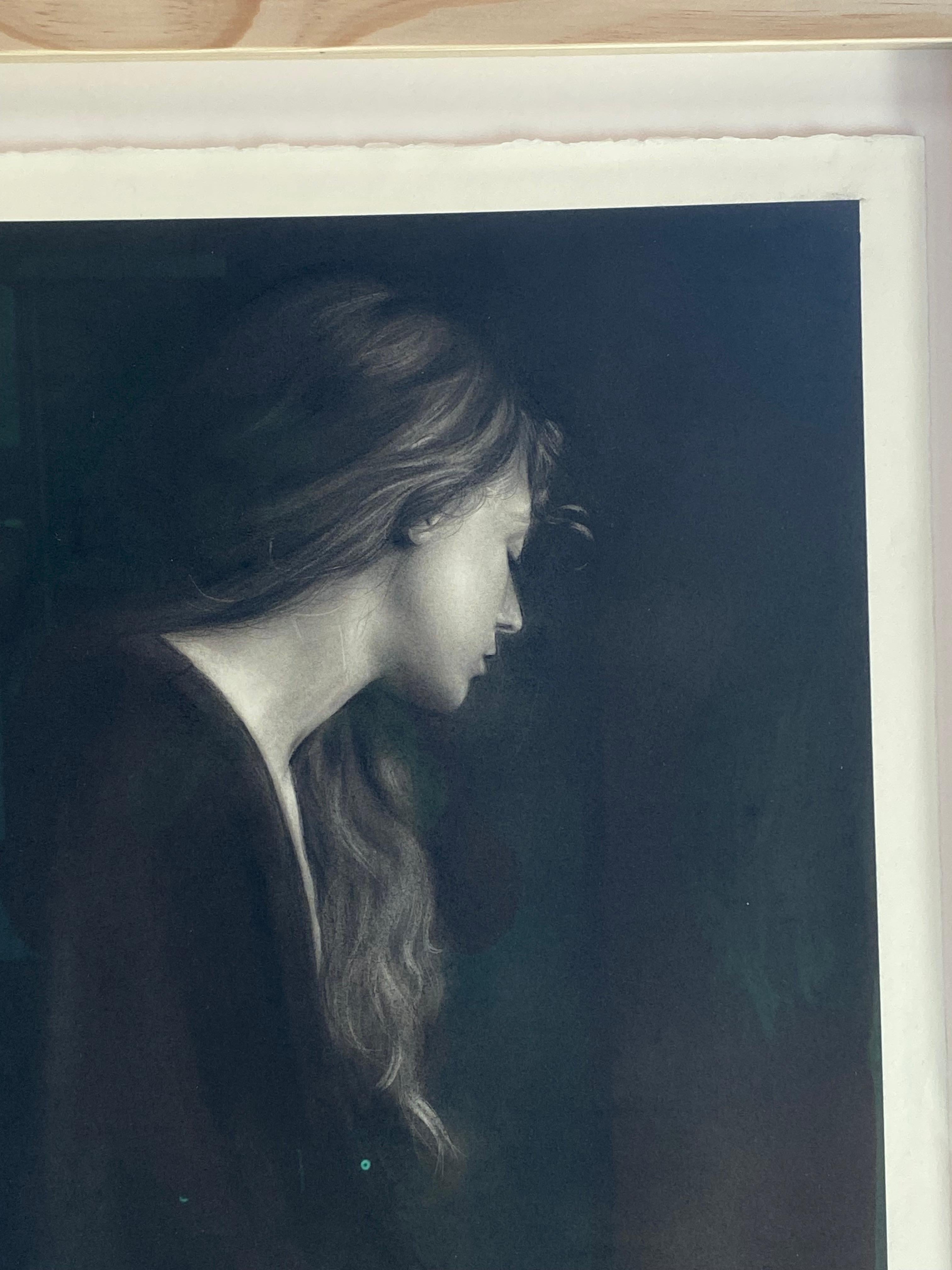 Einstimmung - Zeitgenössische Kohlezeichnung eines Mädchens aus dem 21. (Schwarz), Figurative Art, von Rosanna Gaddoni