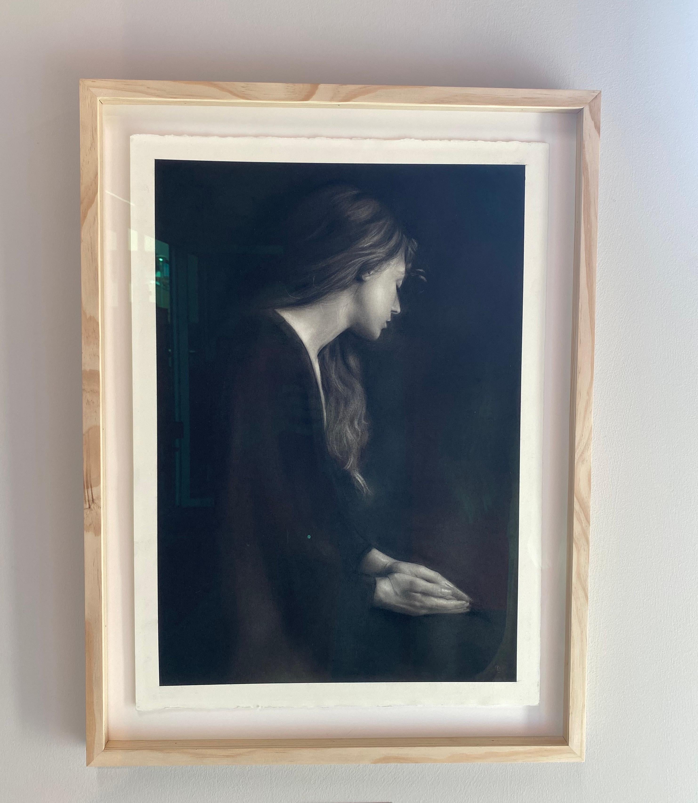 Einstimmung - Zeitgenössische Kohlezeichnung eines Mädchens aus dem 21. – Art von Rosanna Gaddoni