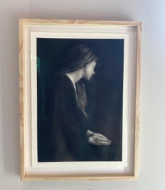 Attunement - Dessin au fusain contemporain du 21e siècle d'une jeune fille