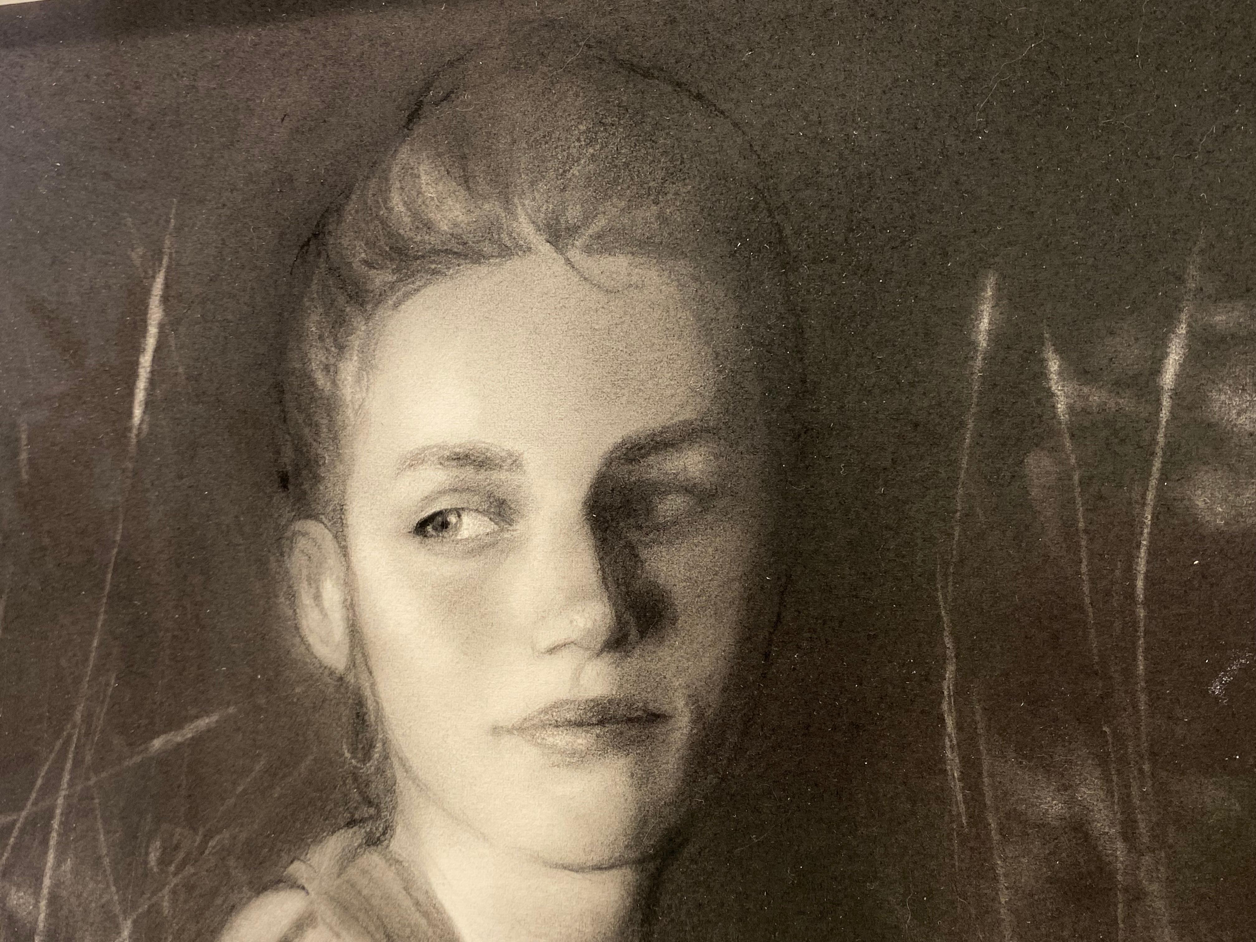 Solstizio d'Inverno - Dessin au fusain contemporain du 21e siècle d'une jeune fille en vente 1