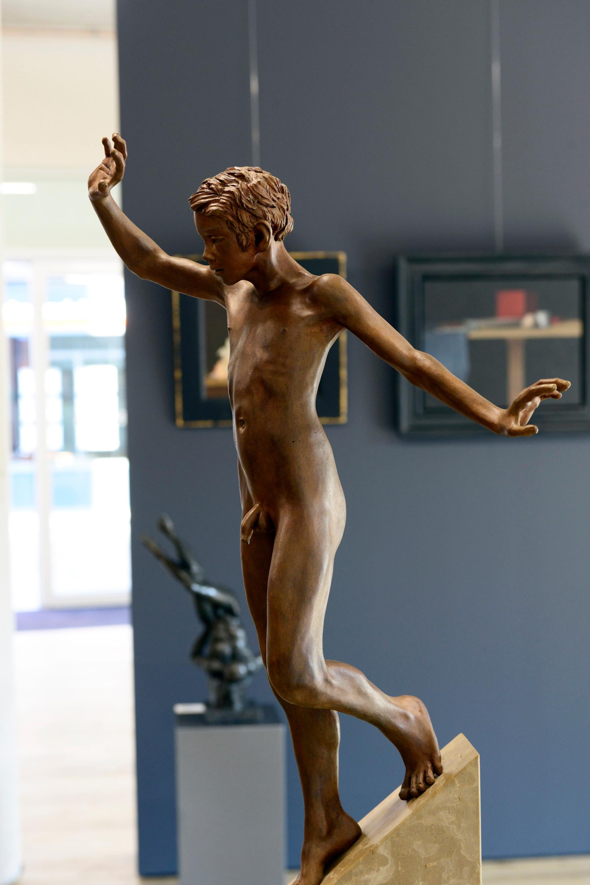 Sculpture contemporaine en bronze d'un garçon nu du 21e siècle de Suspensus:: Wim van der Kant 3