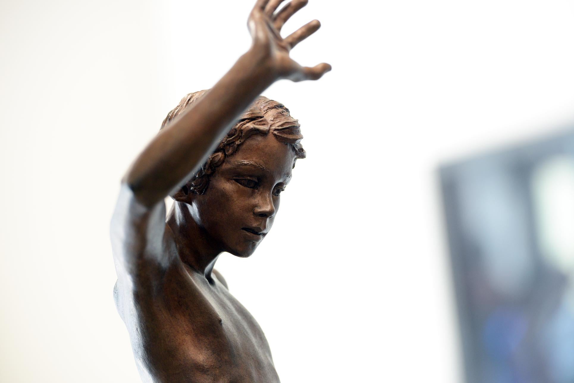 Sculpture contemporaine en bronze d'un garçon nu du 21e siècle de Suspensus:: Wim van der Kant 2