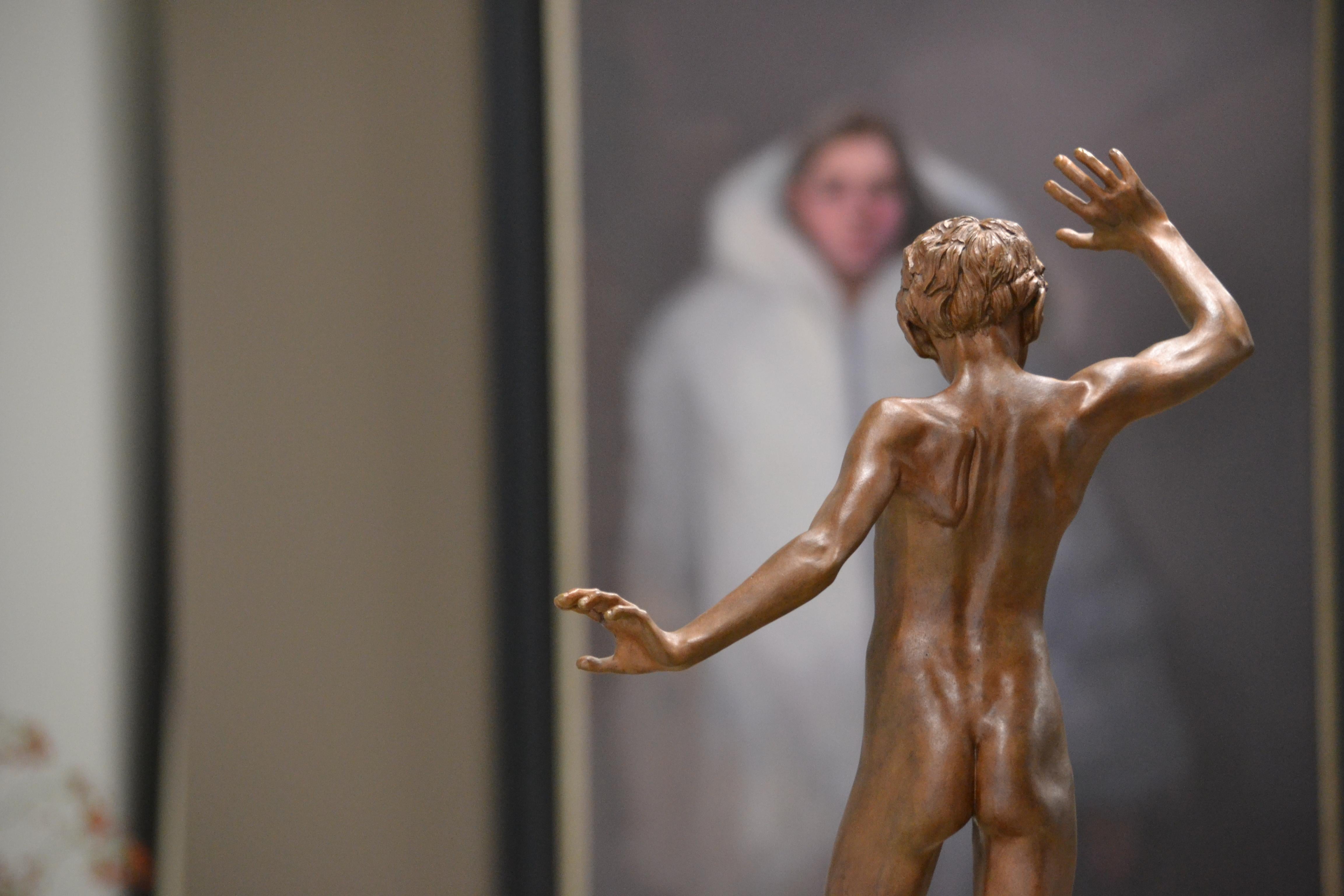 Sculpture contemporaine en bronze d'un garçon nu du 21e siècle de Suspensus:: Wim van der Kant 5