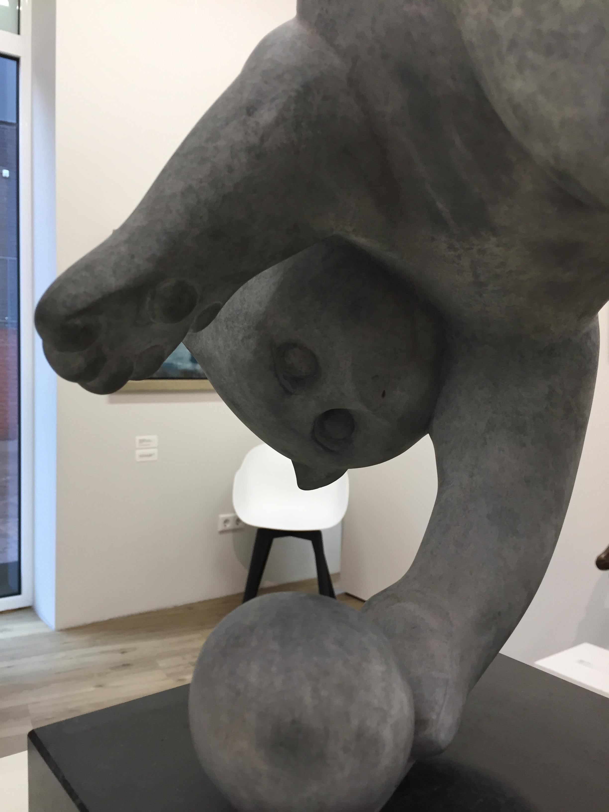 Tommy Cat- Zeitgenössische Bronzeskulptur des 21. Jahrhunderts von Frans van Straaten 5