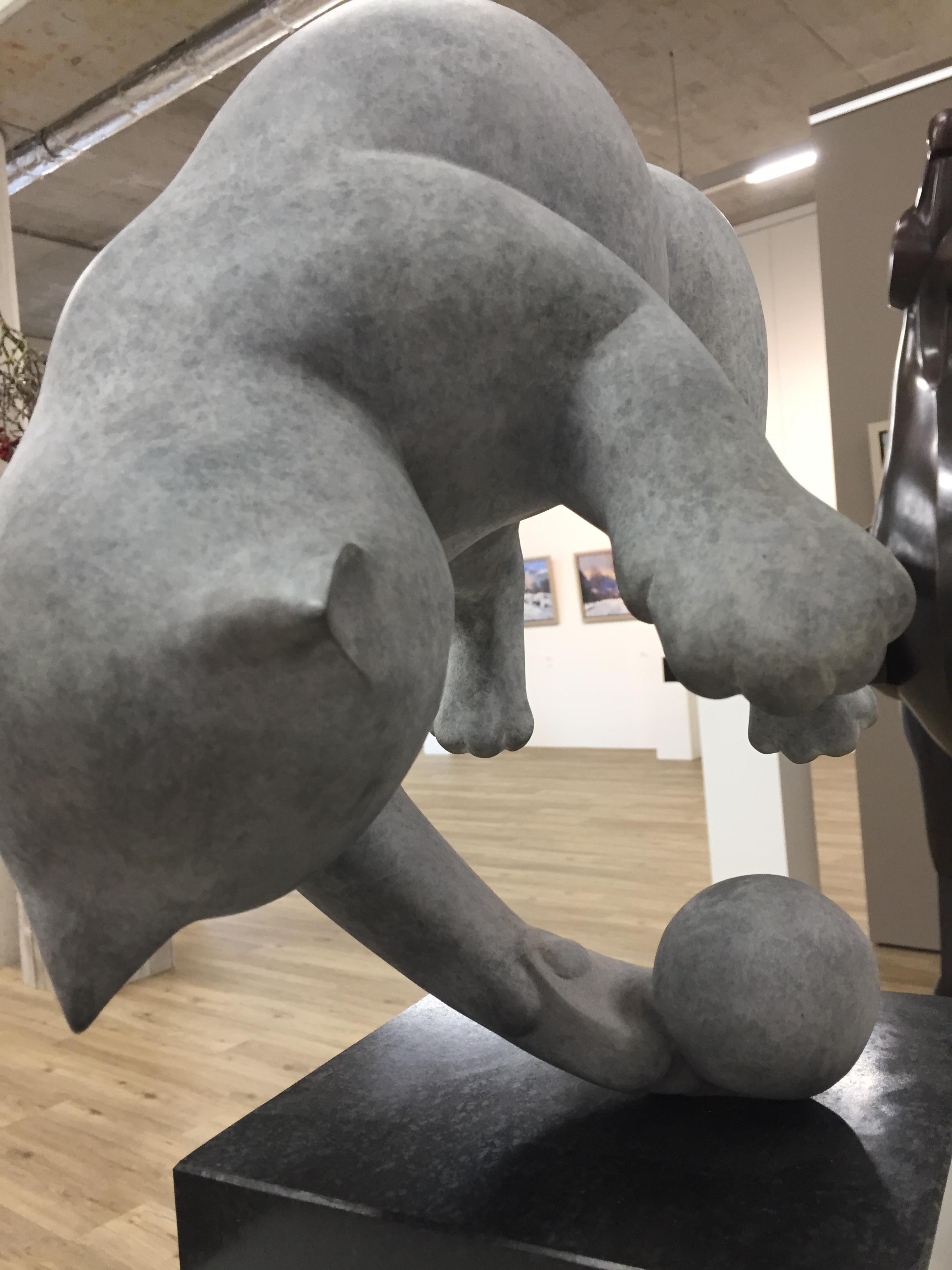Tommy Cat- Zeitgenössische Bronzeskulptur des 21. Jahrhunderts von Frans van Straaten 3