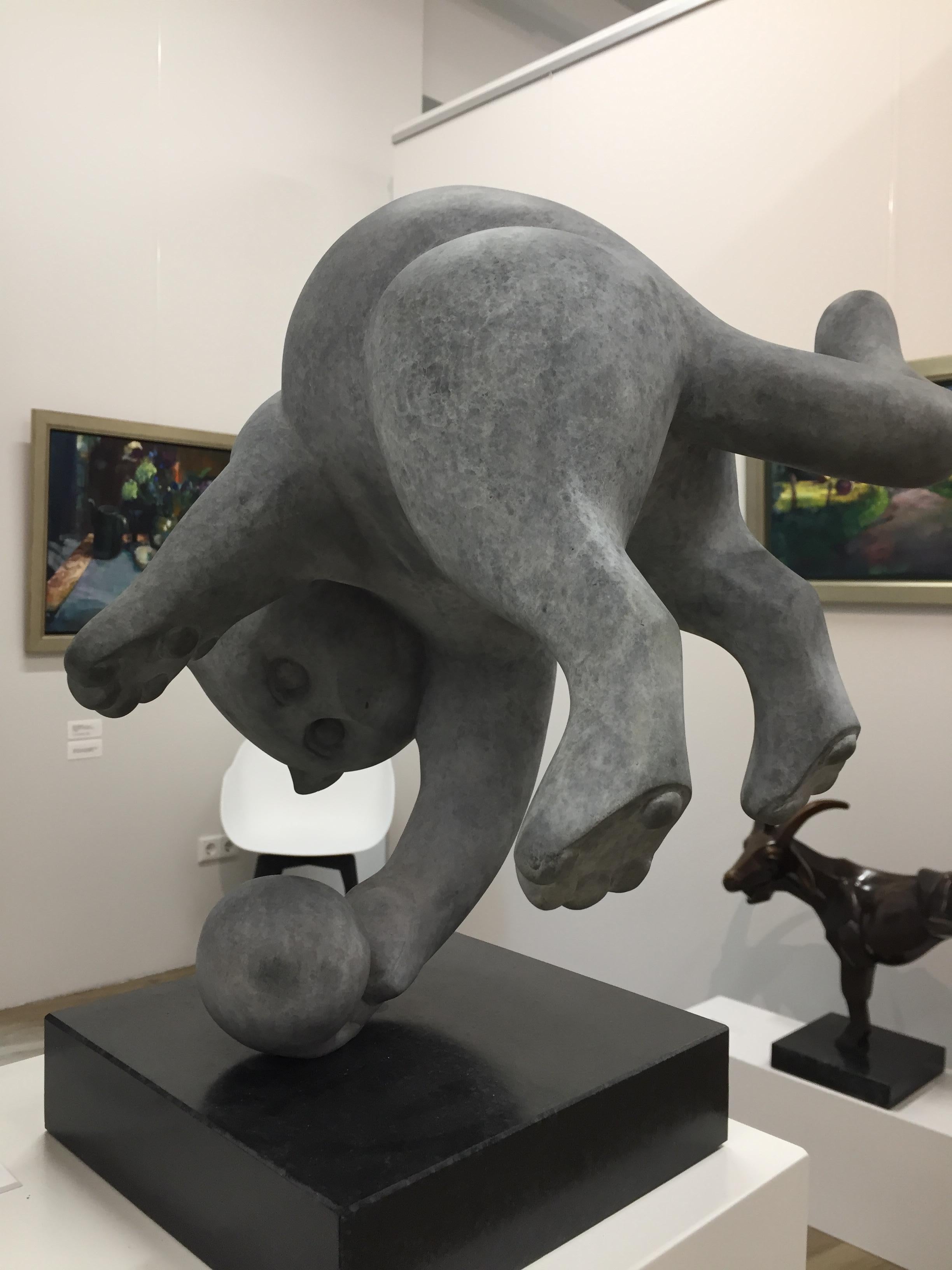 Tommy Cat- Zeitgenössische Bronzeskulptur des 21. Jahrhunderts von Frans van Straaten 4