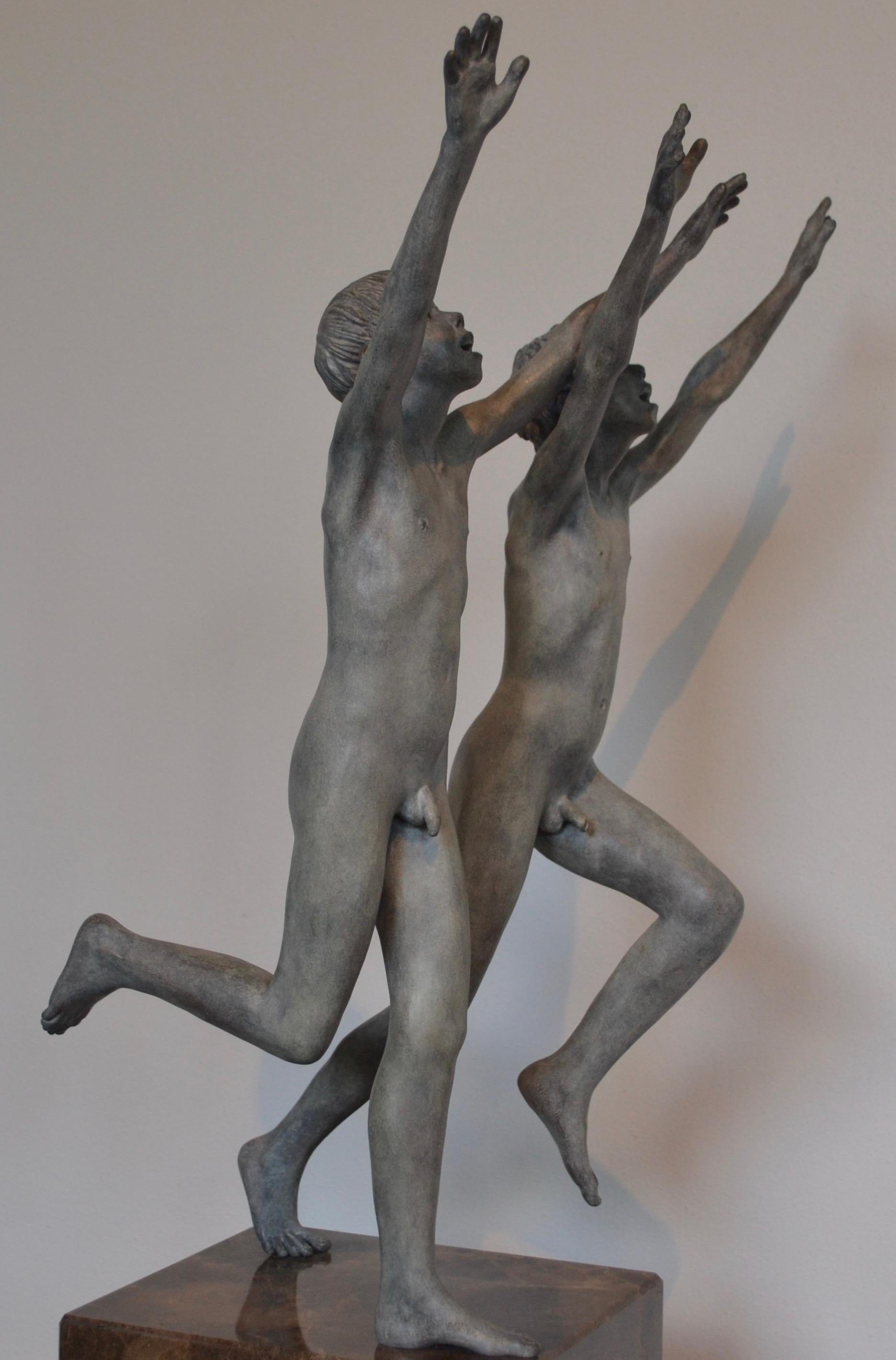 Cursus – zeitgenössische Bronzeskulptur zweier nackter laufender Jungen aus dem 21. Jahrhundert (Gold), Figurative Sculpture, von Wim van der Kant