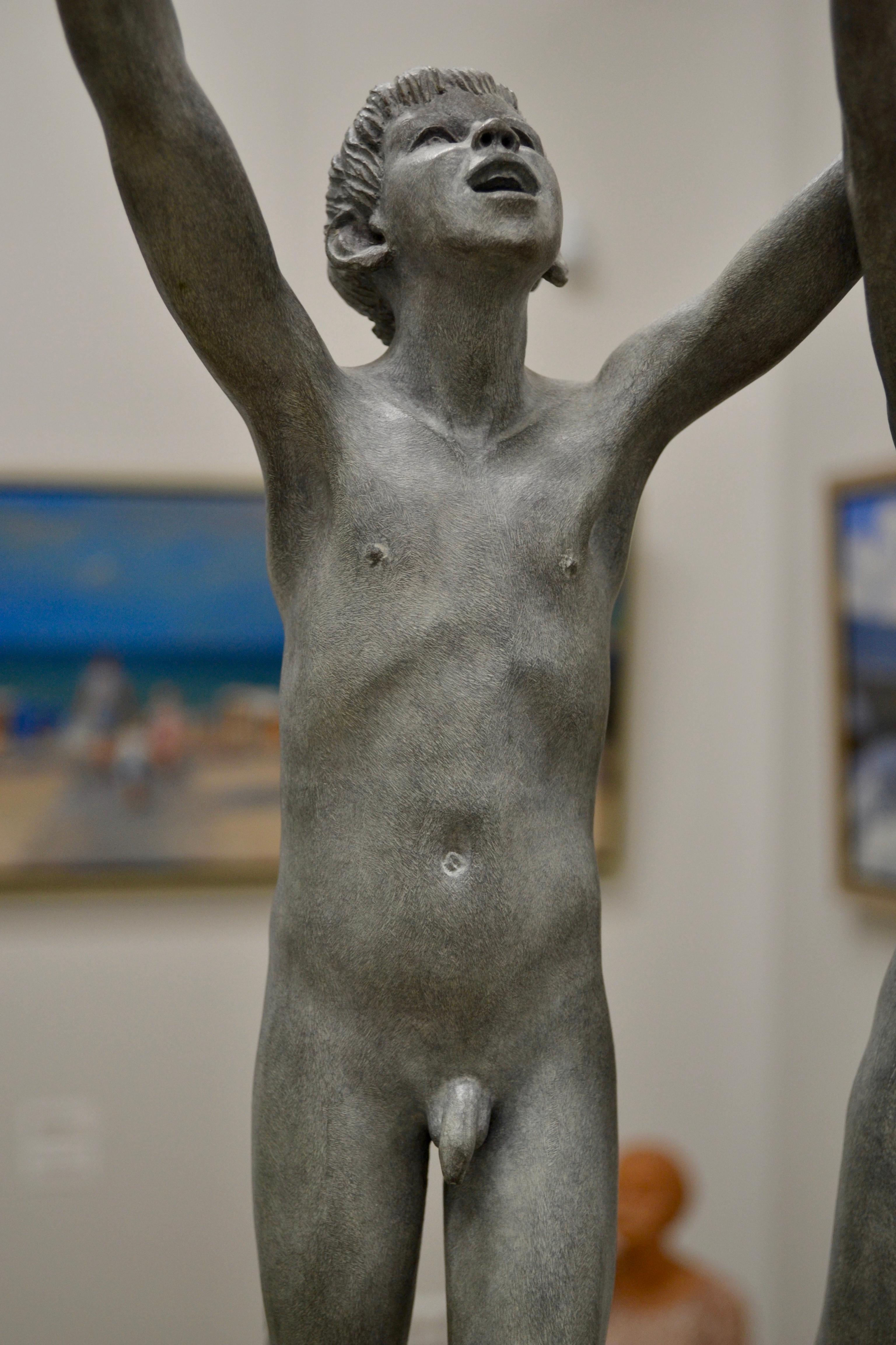 Cursus – zeitgenössische Bronzeskulptur zweier nackter laufender Jungen aus dem 21. Jahrhundert 1