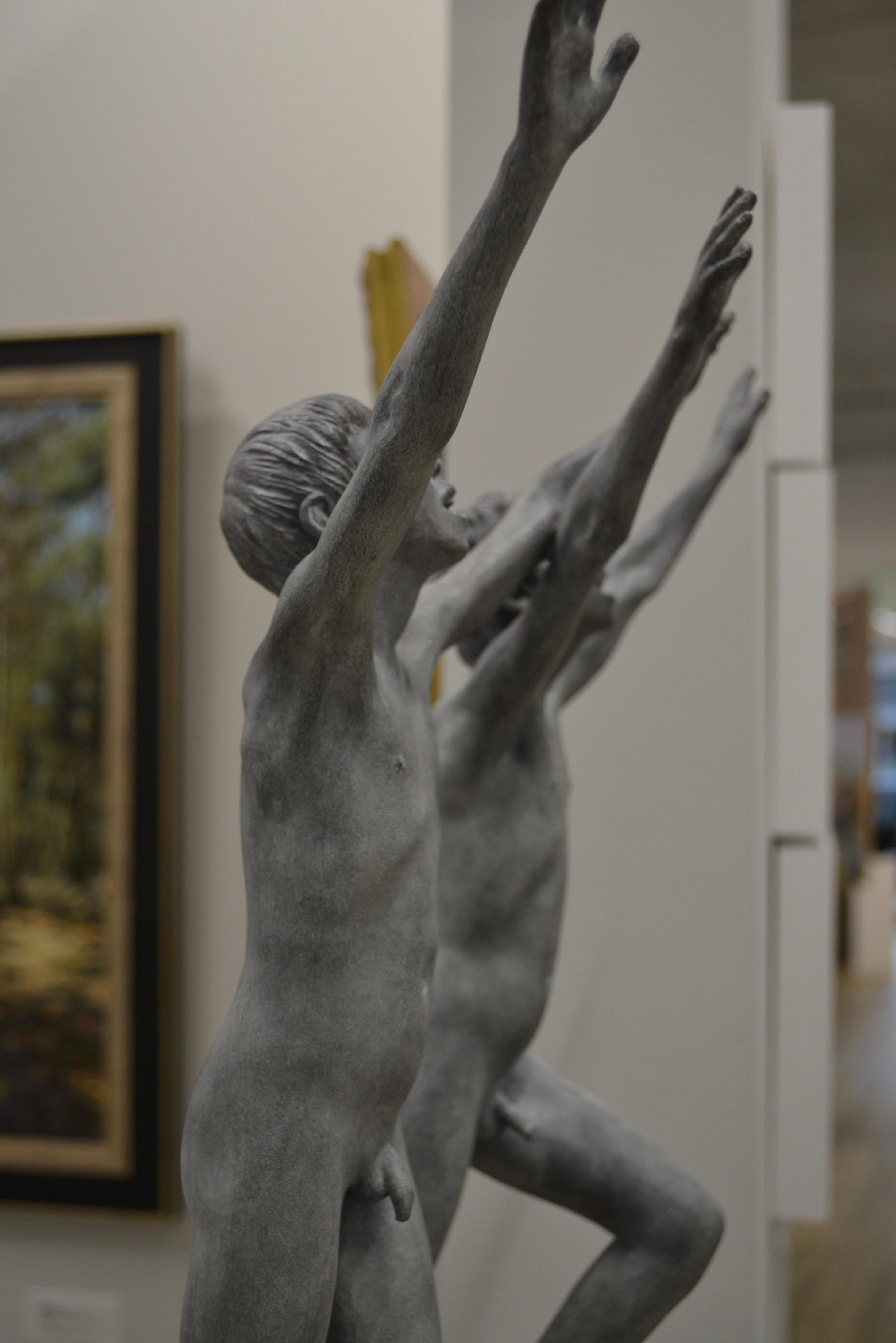 Cursus – zeitgenössische Bronzeskulptur zweier nackter laufender Jungen aus dem 21. Jahrhundert 2