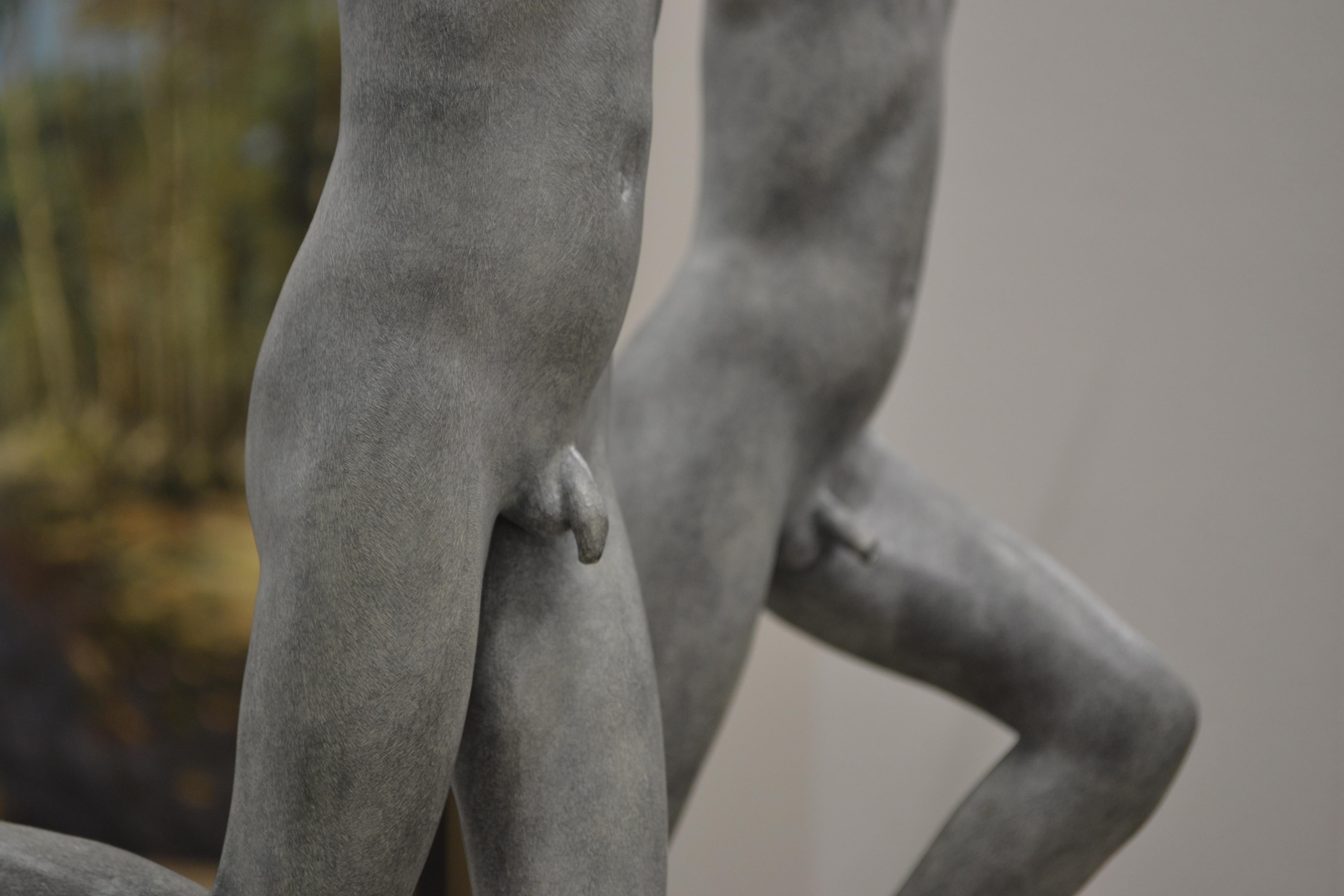 Cursus – zeitgenössische Bronzeskulptur zweier nackter laufender Jungen aus dem 21. Jahrhundert 4