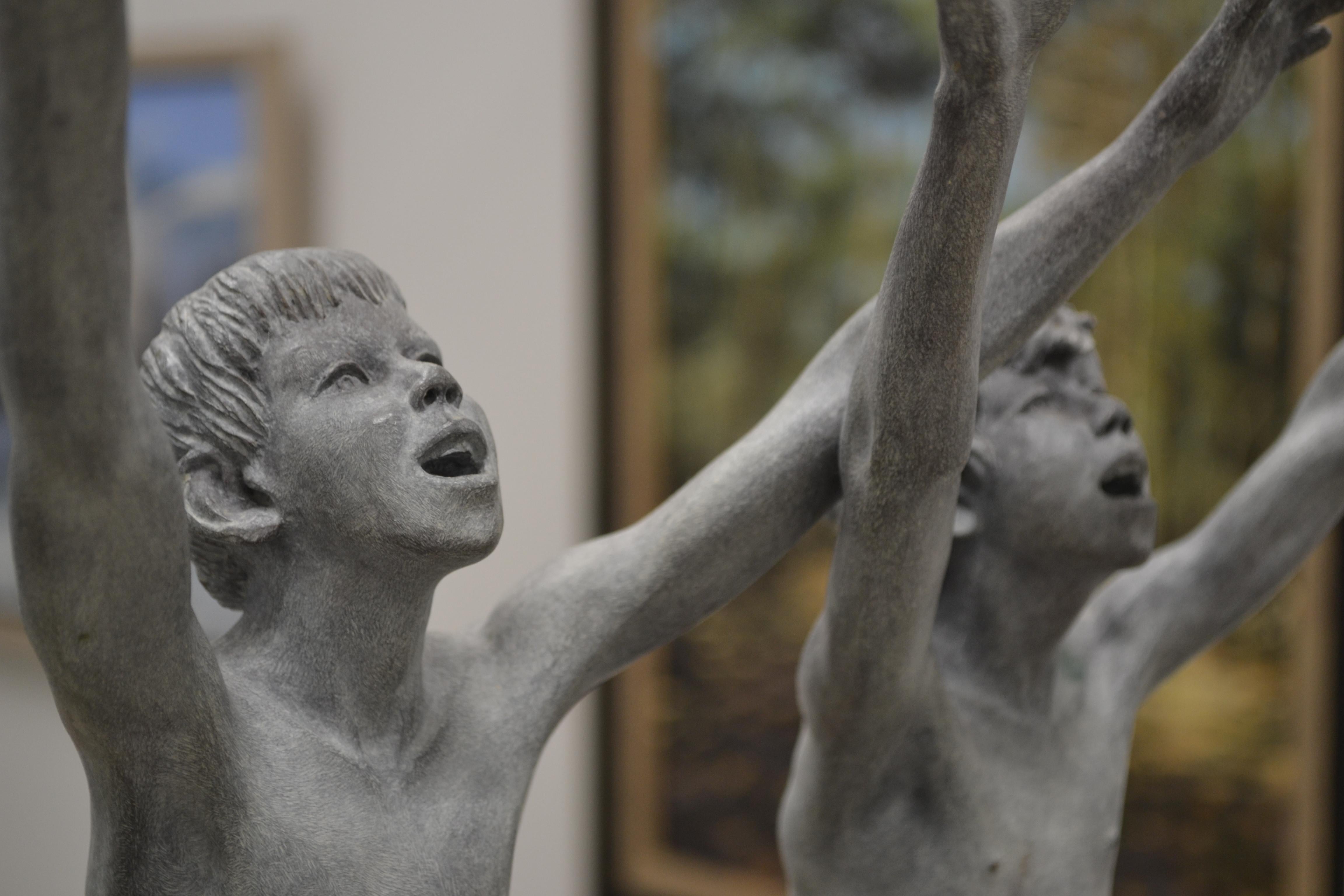 Cursus – zeitgenössische Bronzeskulptur zweier nackter laufender Jungen aus dem 21. Jahrhundert 5
