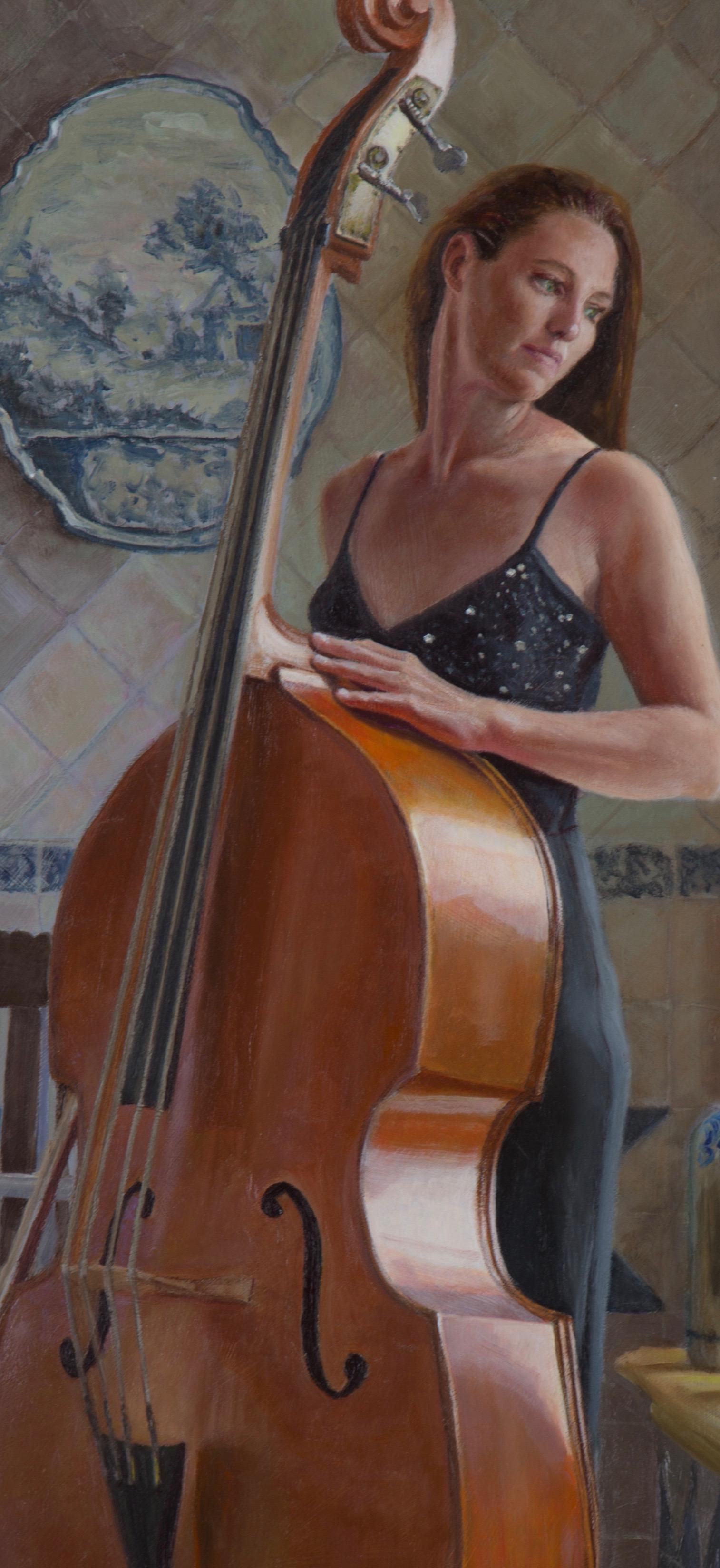 Frau mit ihrem Doppel Bass im niederländischen Interieur – zeitgenössisches Gemälde des 21. Jahrhunderts (Schwarz), Interior Painting, von Marten Huitsing
