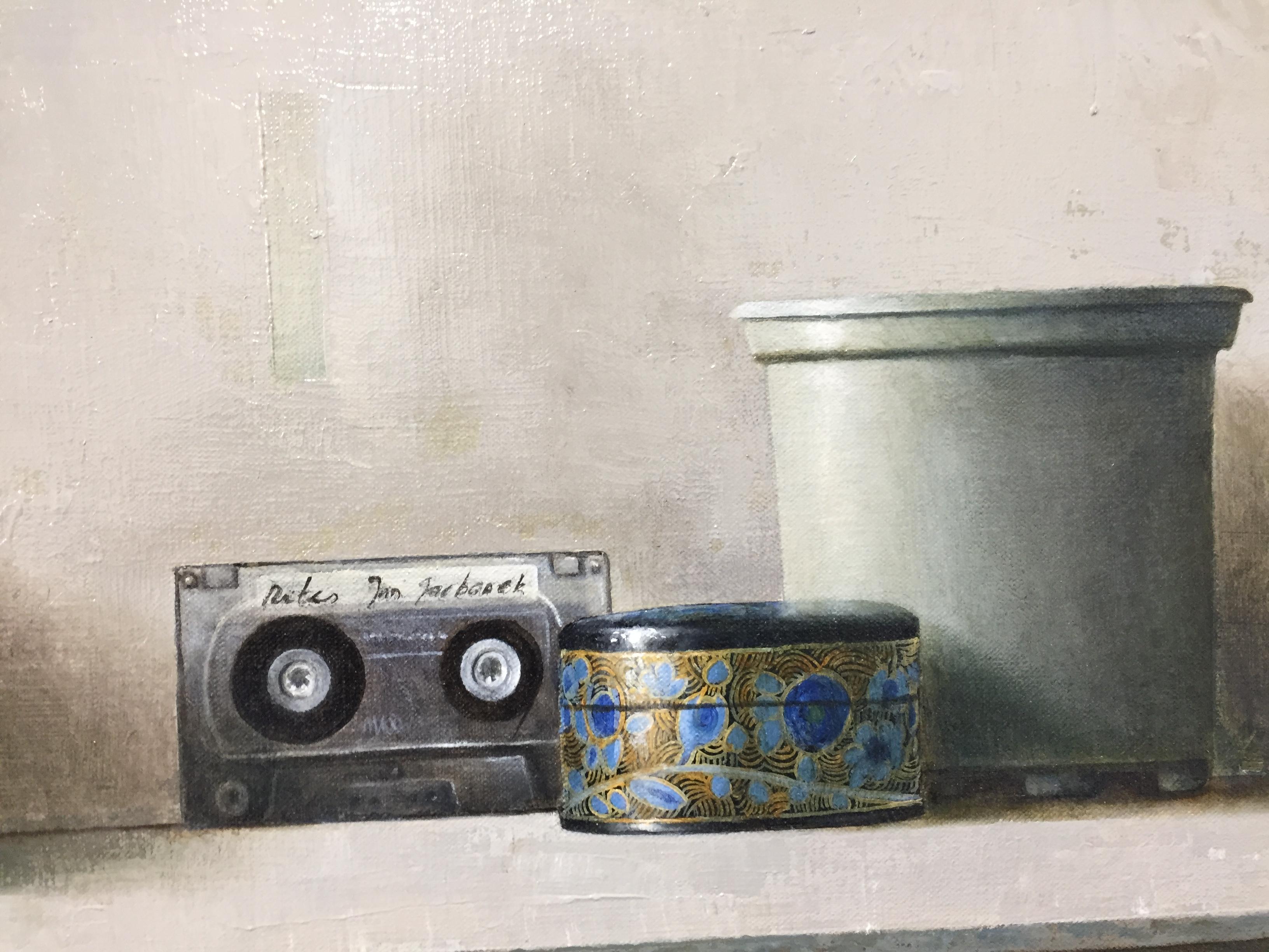 Riti - Pittura contemporanea di natura morta del 21° secolo con cassetta - Painting Contemporaneo di Erik Zwaga