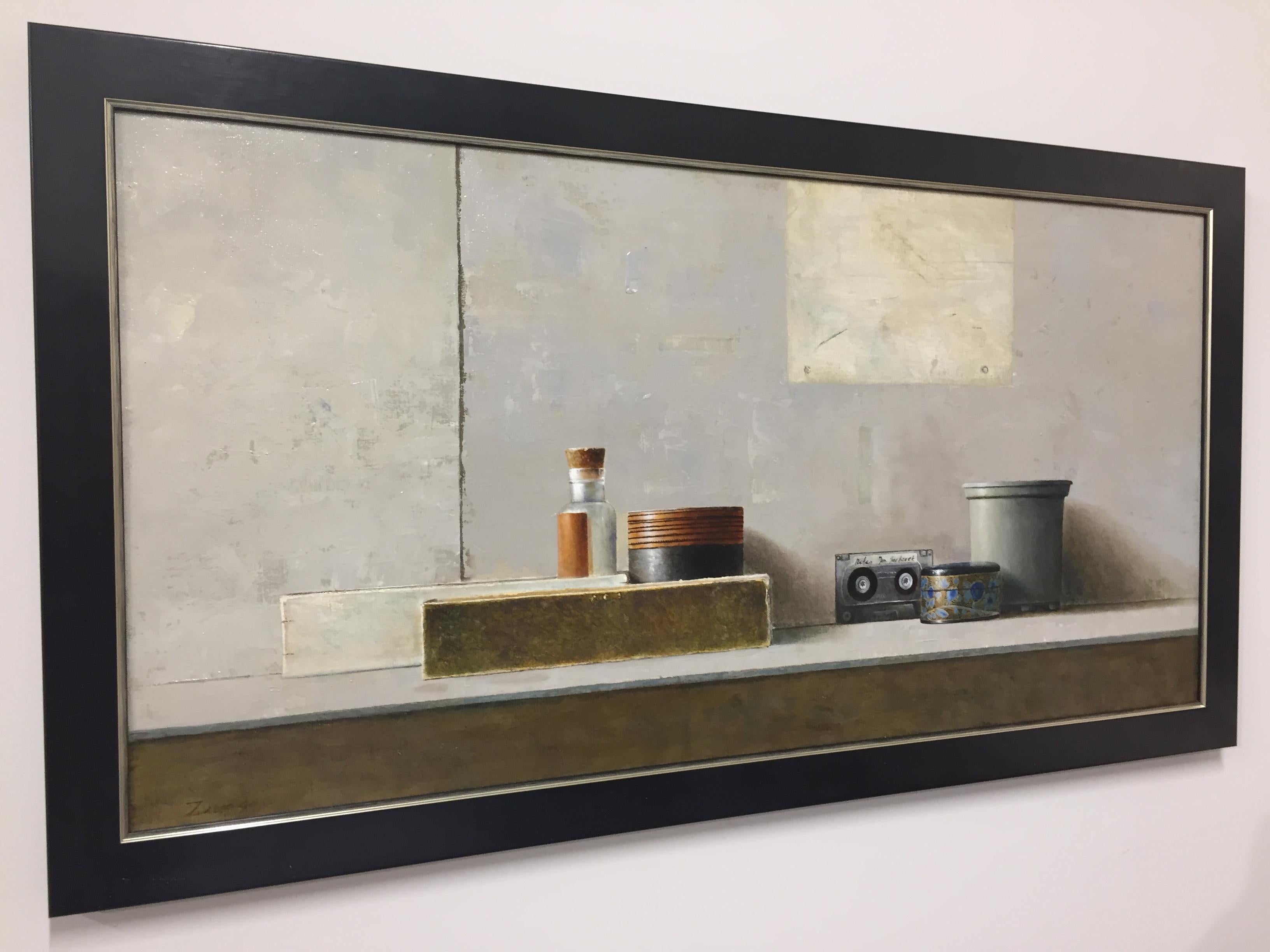 Riti - Pittura contemporanea di natura morta del 21° secolo con cassetta - Still-Life Painting Grigio di Erik Zwaga