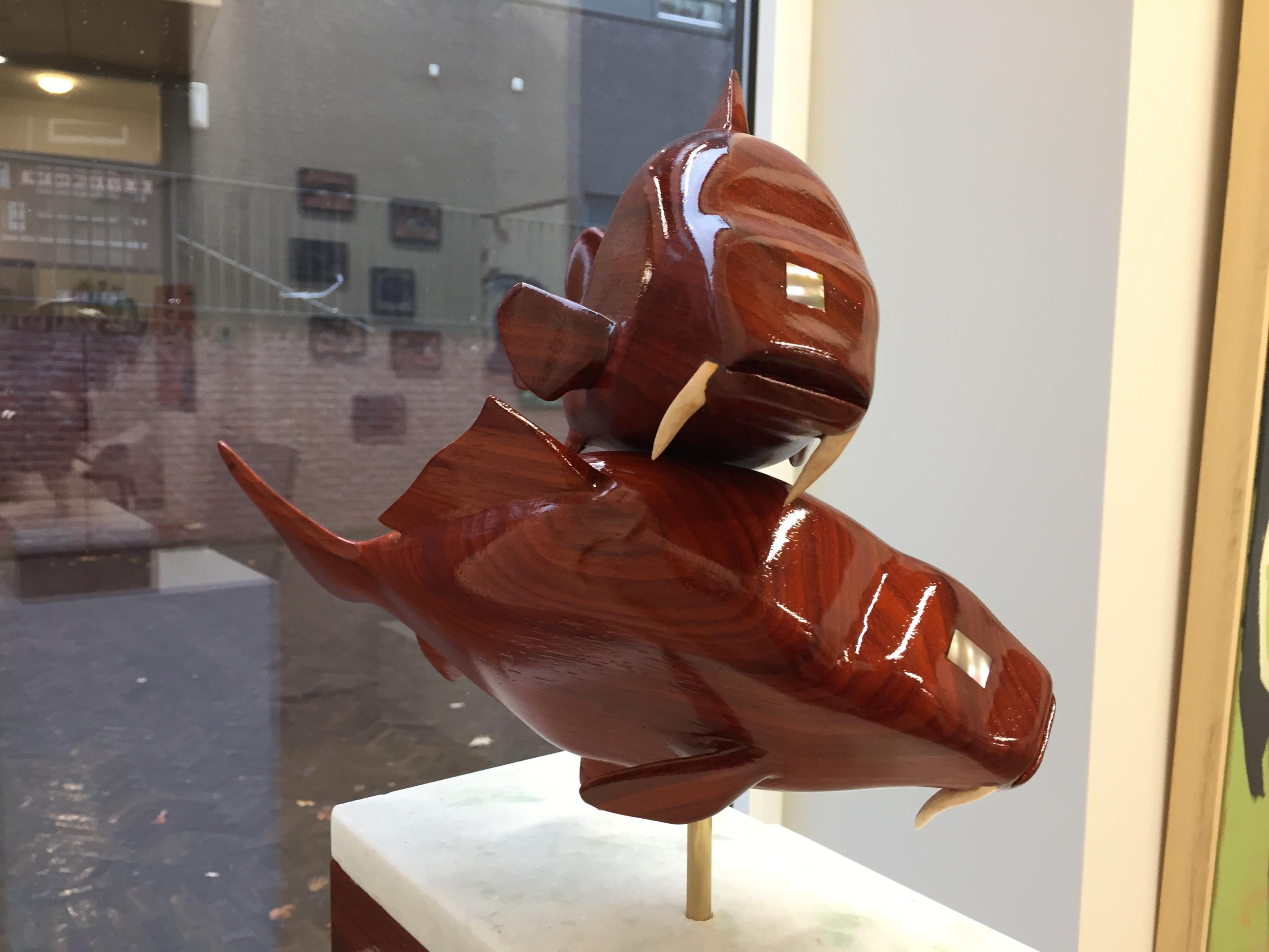 Spawning Cypry -21st Century Contemporary Sculpture of fishes out of wood - Brown Figurative Sculpture by Jos de Wit