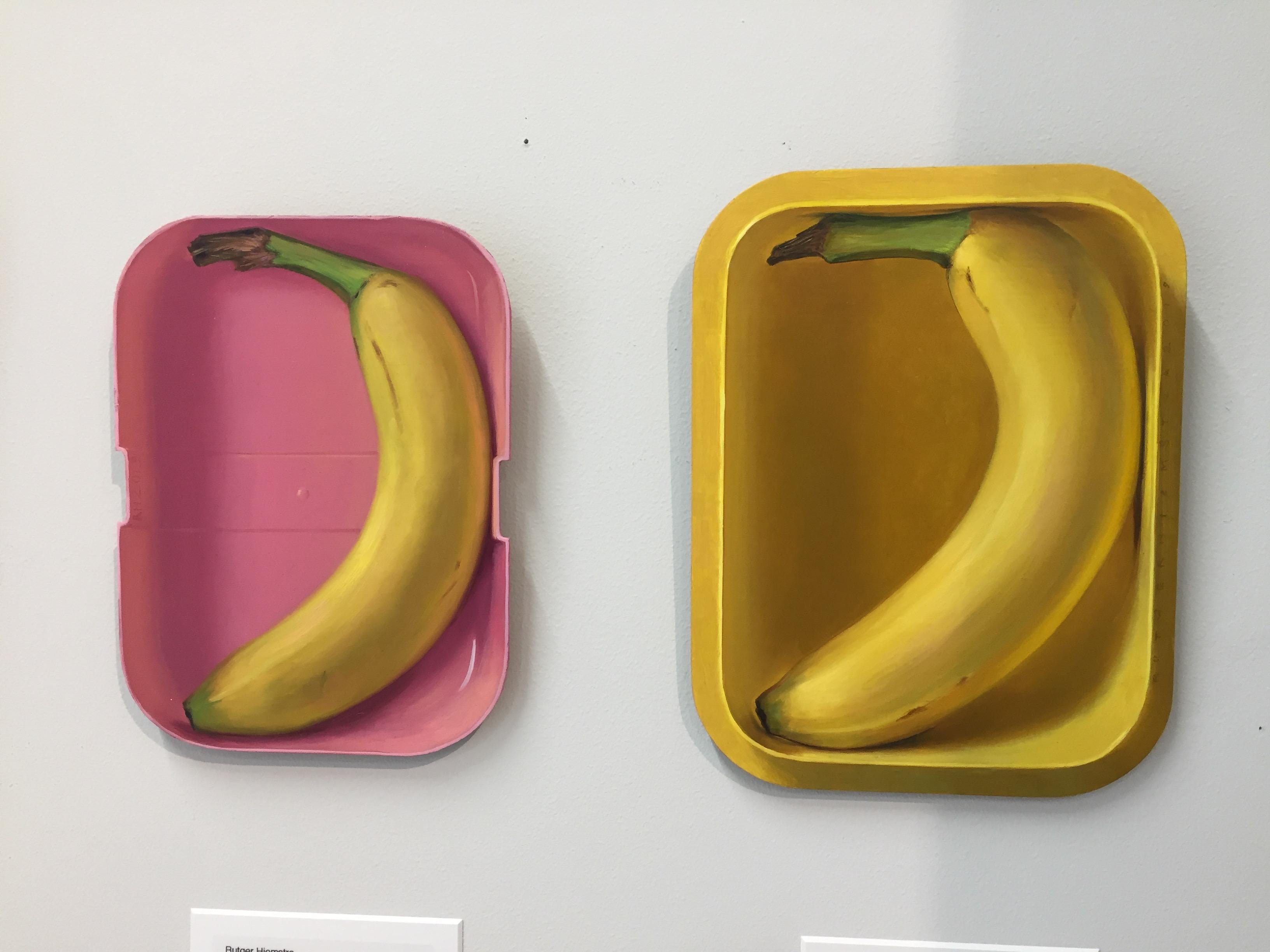 Rutger Hiemstra is a young Dutch artist who likes to paint objects out of his daily life. 
making the lunchbox ready for his kids he did a banana in a lunchbox, his first thought was: 'That would be a nice painting!'
Now he made a serie of it. The