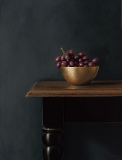 Uva rossa in una ciotola d'oro, Still-Life in acrilico contemporaneo di Heidi von Faber