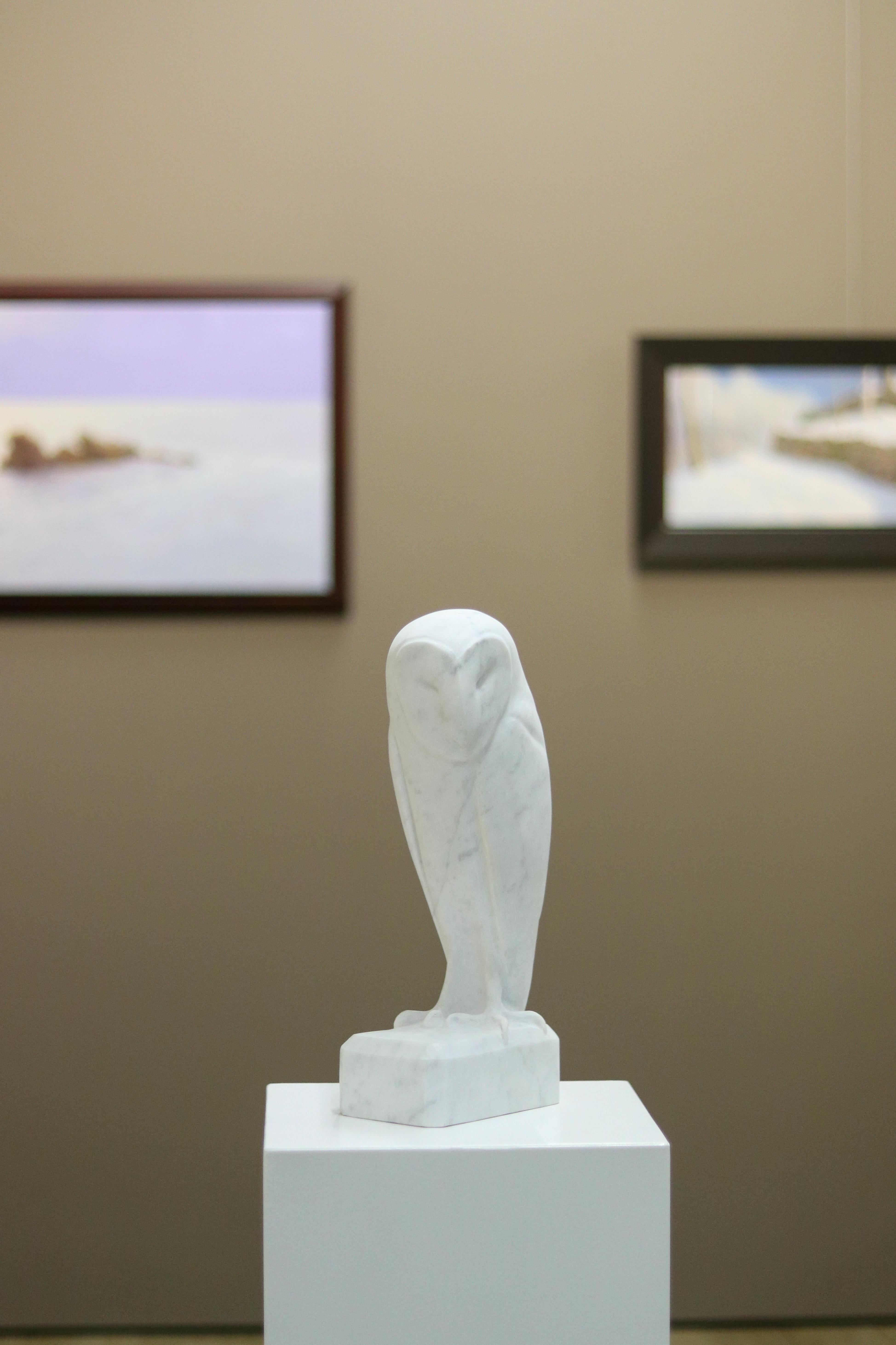 Barn Owl- 21st Century Dutch marble sculpture of an owl  - Contemporary Sculpture by Jaap Deelder