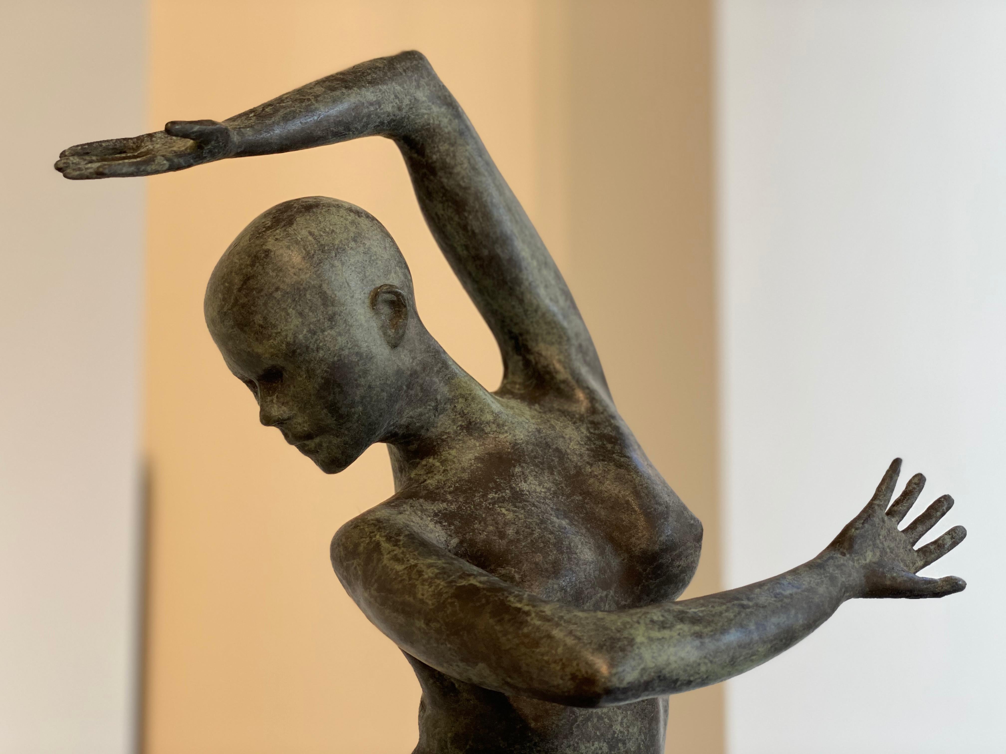 This graceful bronze sculpture of a dancer has the property of being appealing from all sides. The movement is visible from all sides. That is precisely what artist Andries Velting wants to show. As he says himself:

