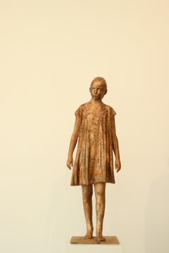 Walking Girl:: zeitgenössische Bronzeskulptur des 21. Jahrhunderts von Pedro Quesada Sierra
