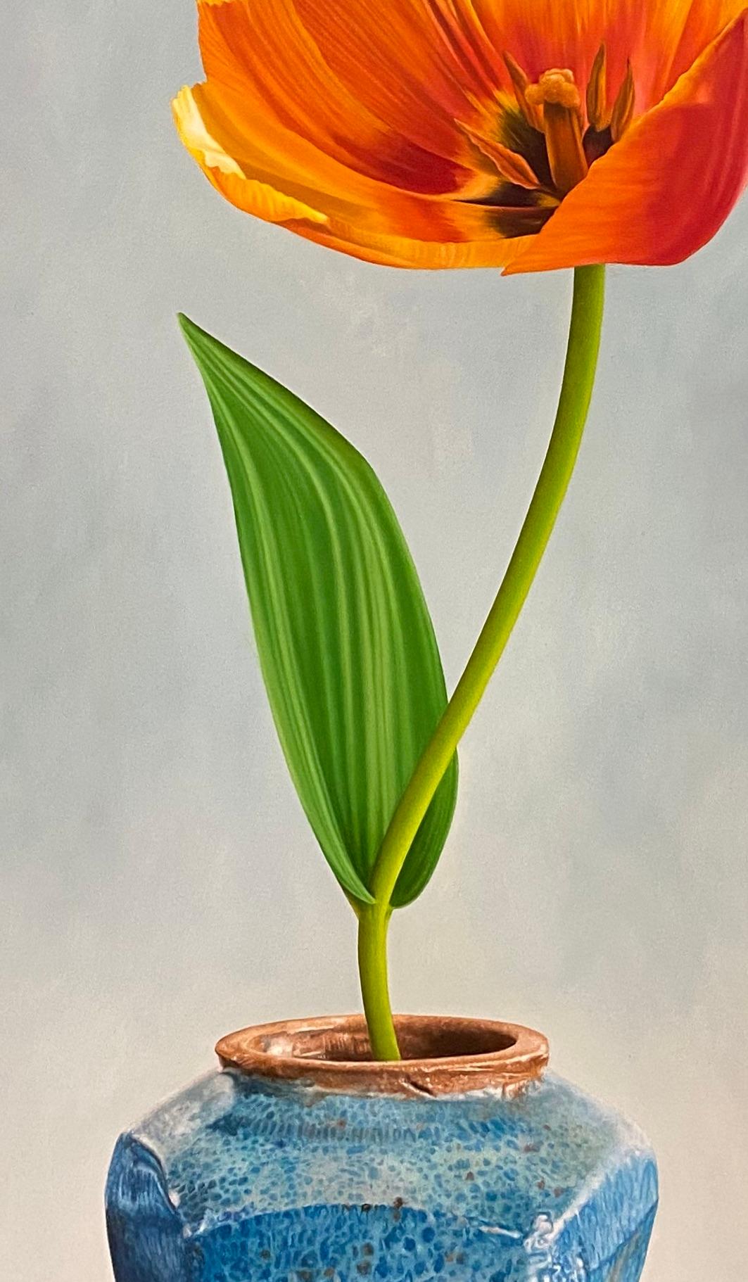 Tulip in Ginger Jar- 21st Century Dutch Oilpainting of a flower in bright colors - Painting by JP Marsman