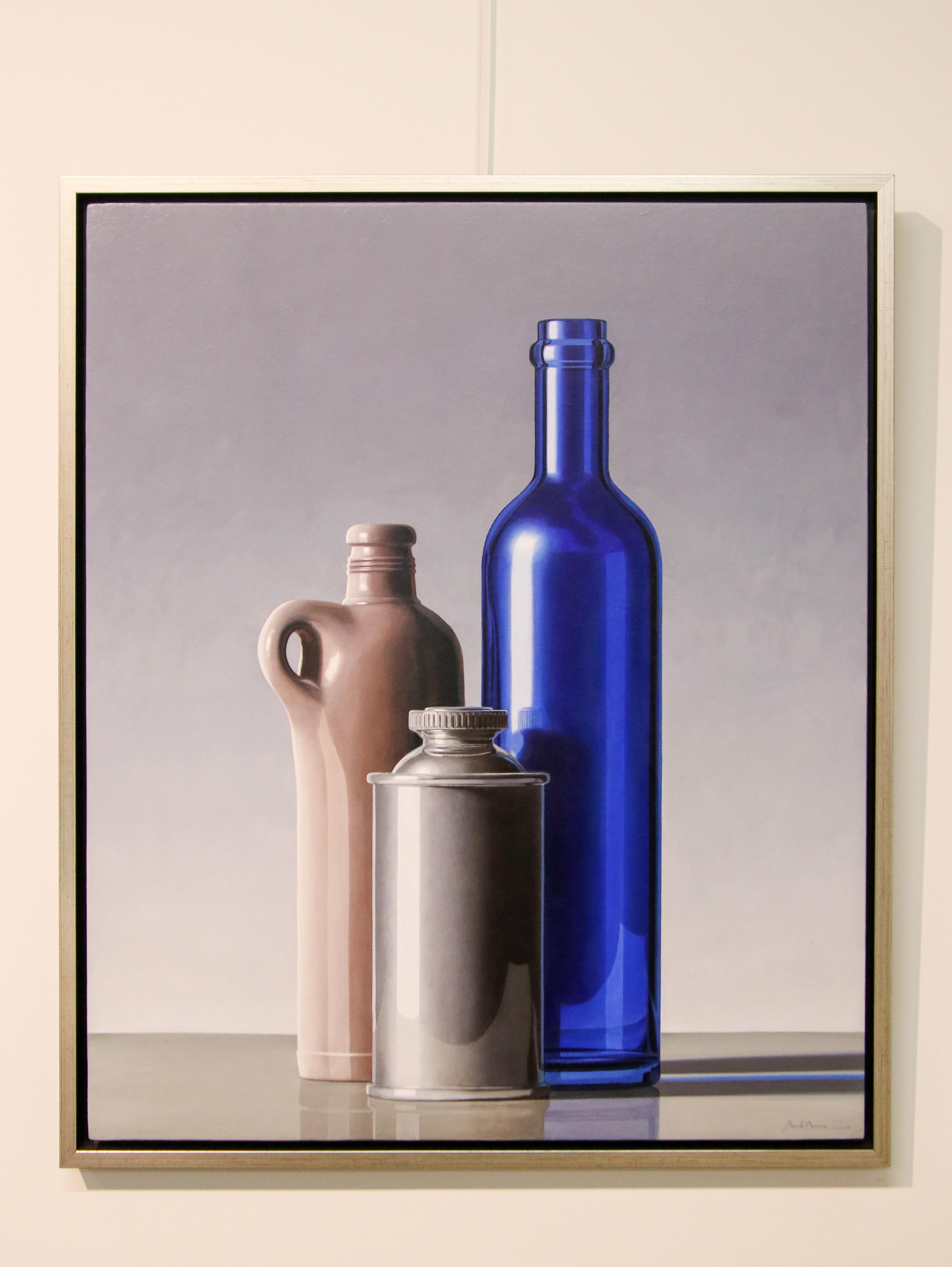 Composition avec une bouteille bleue - Peinture à l'huile contemporaine du 21e siècle - Nature morte - Gris Figurative Painting par Henk Boon