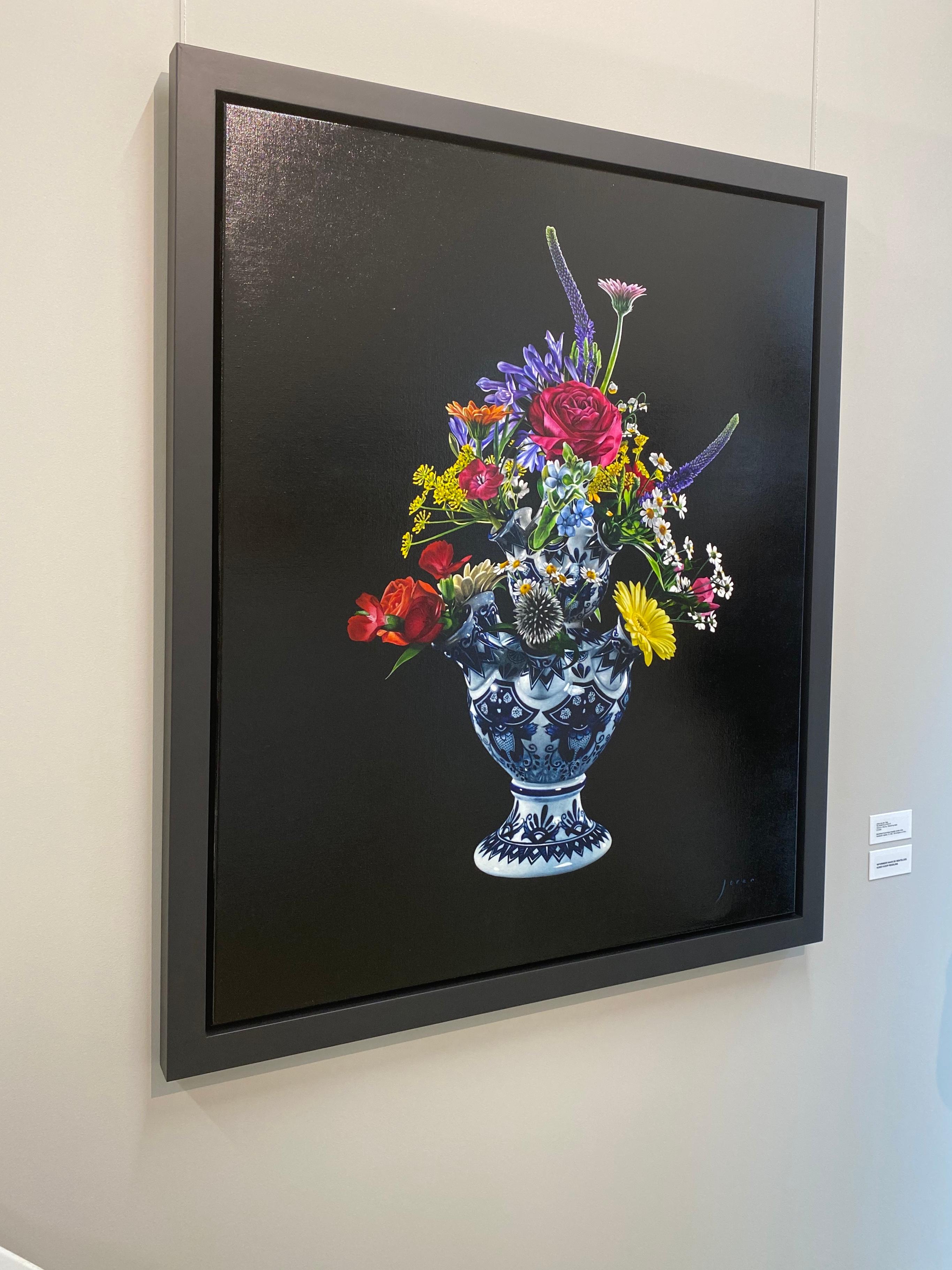 Blumen des 21. Jahrhunderts  Stilistisches Stillleben mit einer Tulpenvase und Blumen 3