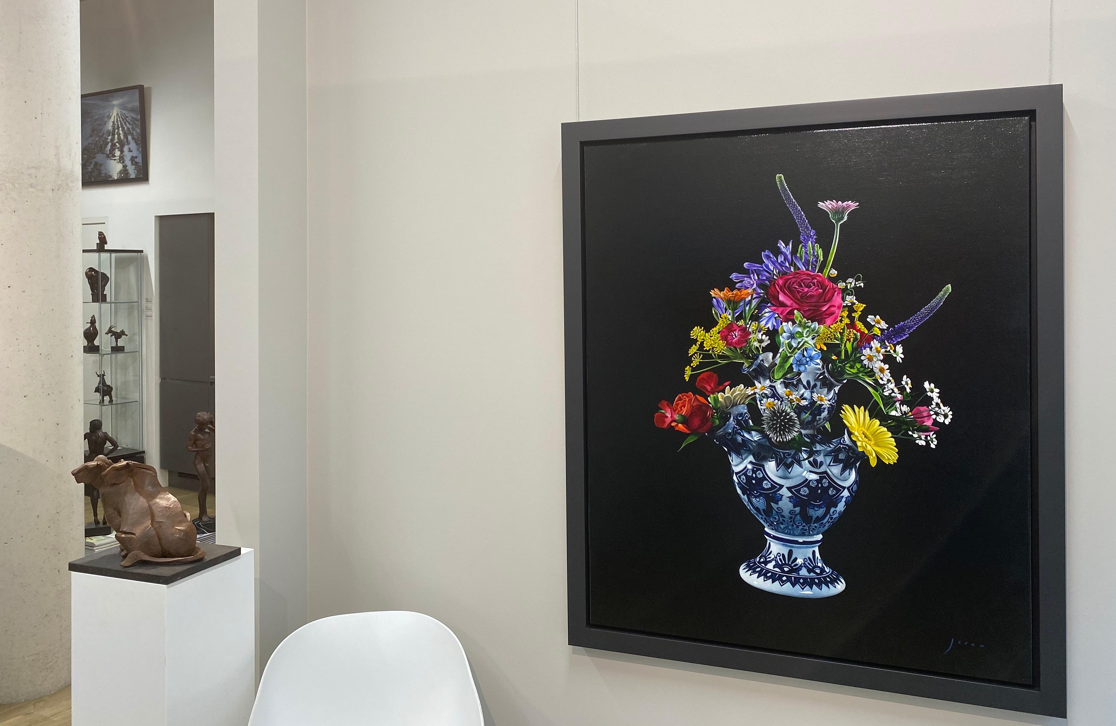Blumen des 21. Jahrhunderts  Stilistisches Stillleben mit einer Tulpenvase und Blumen – Painting von Joran van der Haar