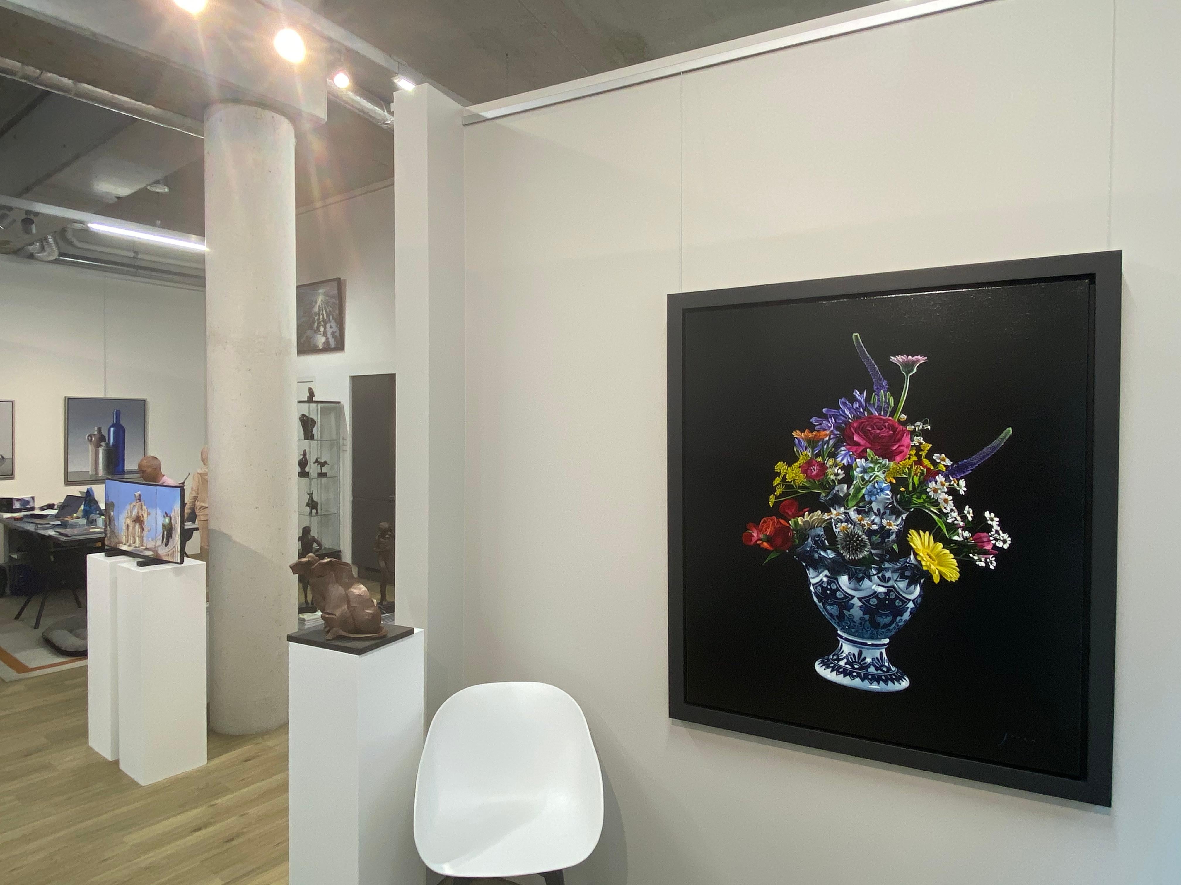 Blumen des 21. Jahrhunderts  Stilistisches Stillleben mit einer Tulpenvase und Blumen (Schwarz), Figurative Painting, von Joran van der Haar