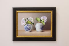 Hydrangea blanches dans les pots chinois - Nature morte contemporaine du XXIe siècle