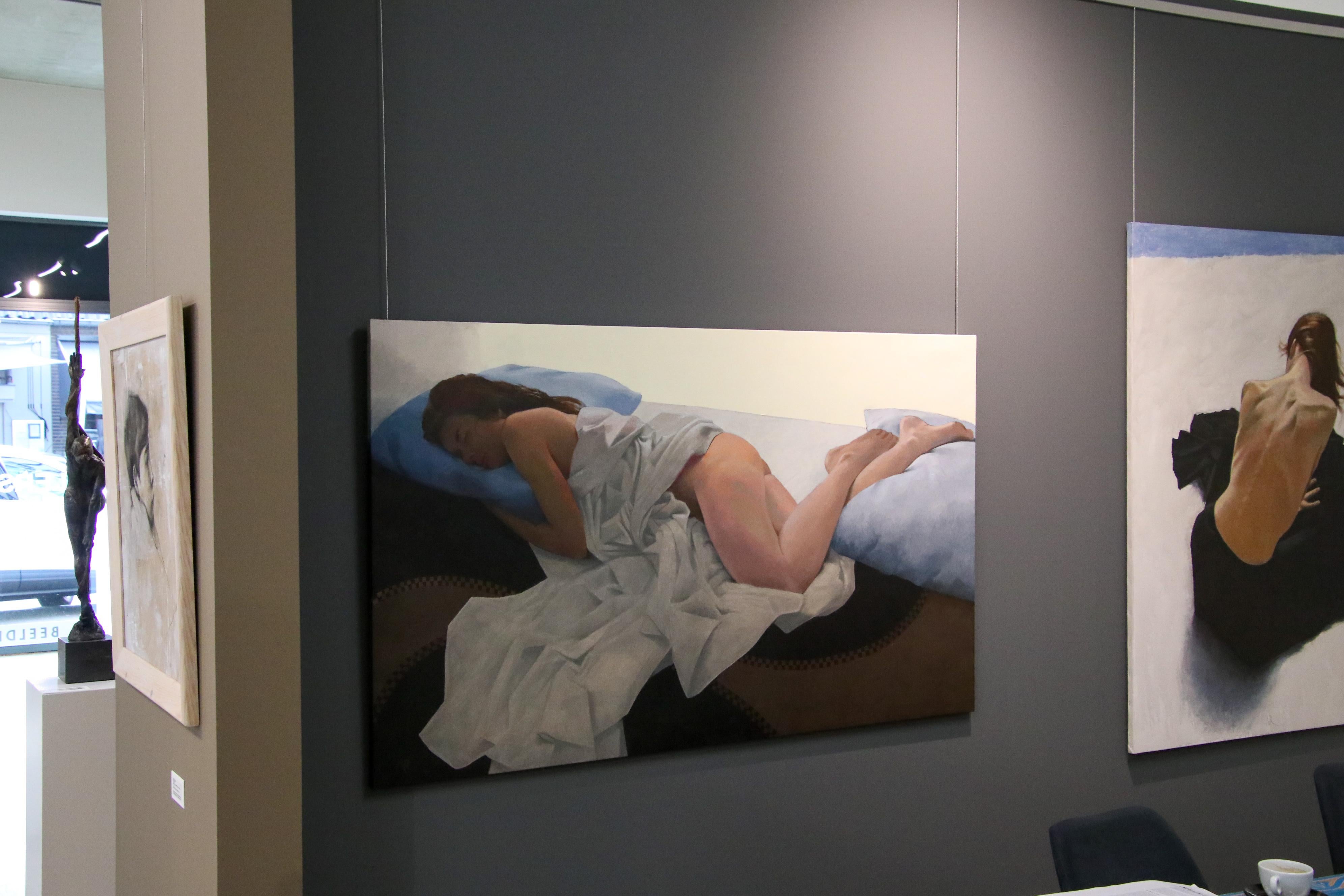 Schlafende Frau - Zeitgenössisches Ölgemälde einer nackten Frau aus dem 21. (Schwarz), Figurative Painting, von Adolfo Ramon