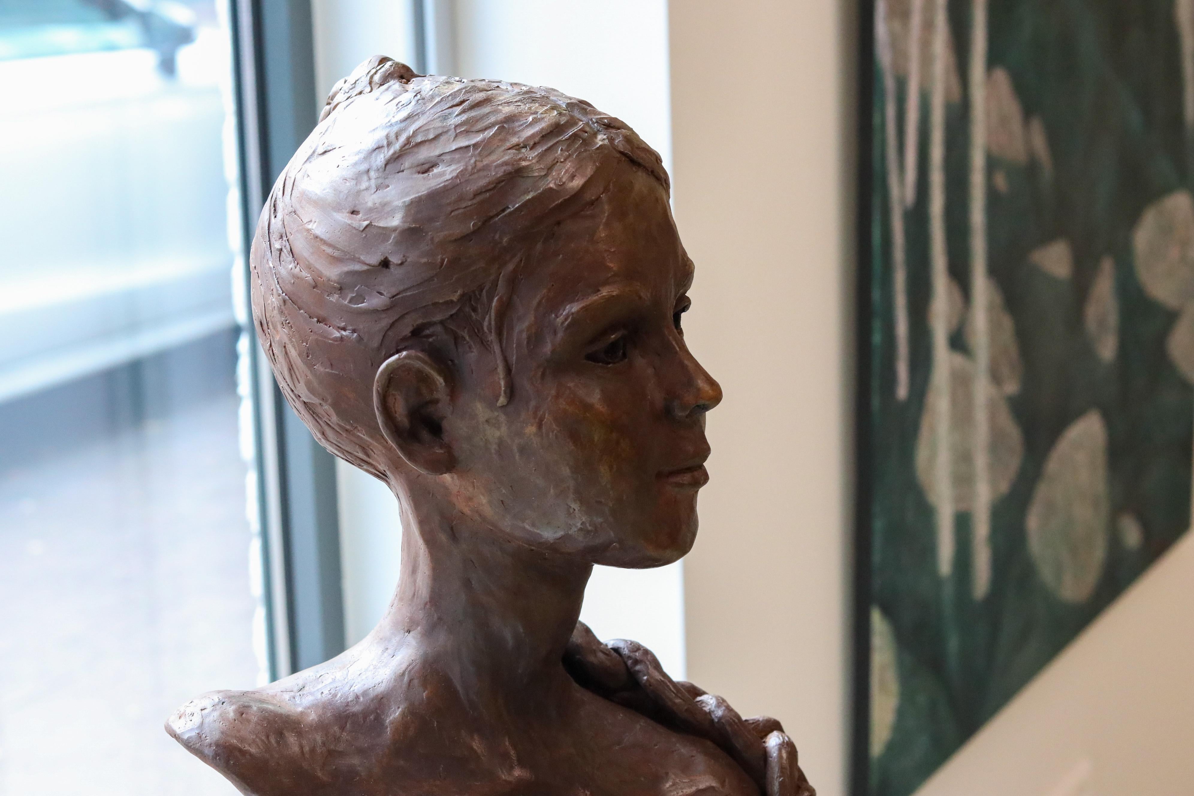 Jaya - Escultura Contemporánea Siglo XXI Busto de Bronce, Niña con el pelo trenzado - Figurative Sculpture Oro de Romee Kanis