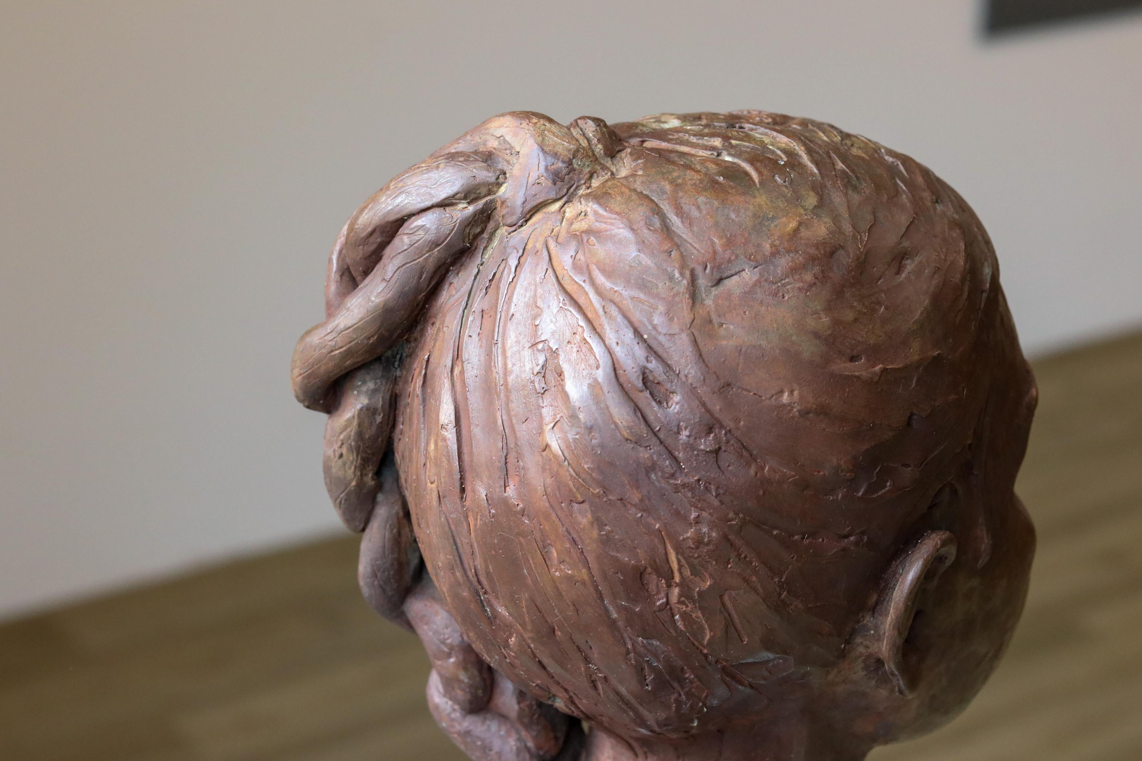 Jaya – Zeitgenössische Bronzeskulptur des 21. Jahrhunderts, Mädchen mit geflochtenem Haar im Angebot 1