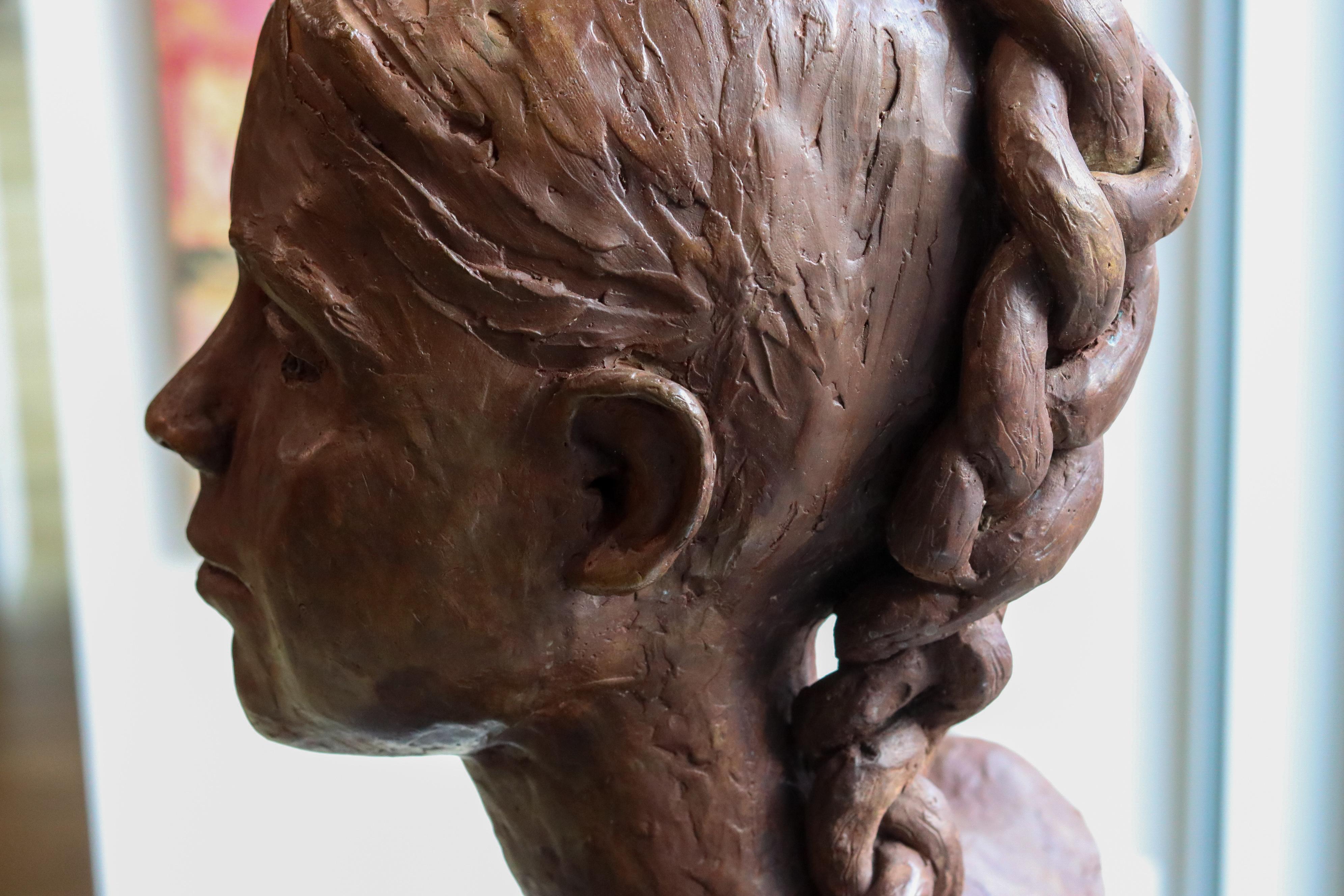 Jaya – Zeitgenössische Bronzeskulptur des 21. Jahrhunderts, Mädchen mit geflochtenem Haar im Angebot 6