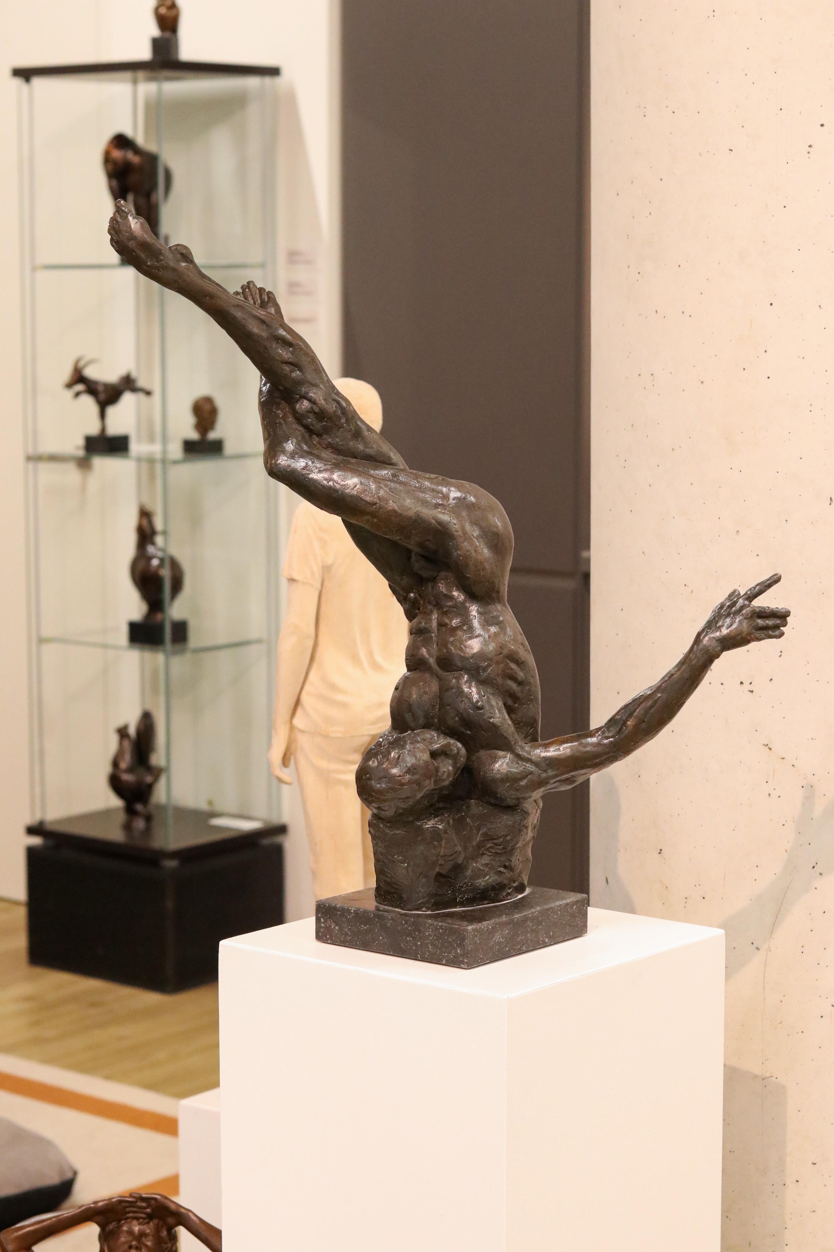 Turnover - Sculpture contemporaine en bronze du 21e siècle représentant un homme nu dansant - Or Nude Sculpture par Romee Kanis