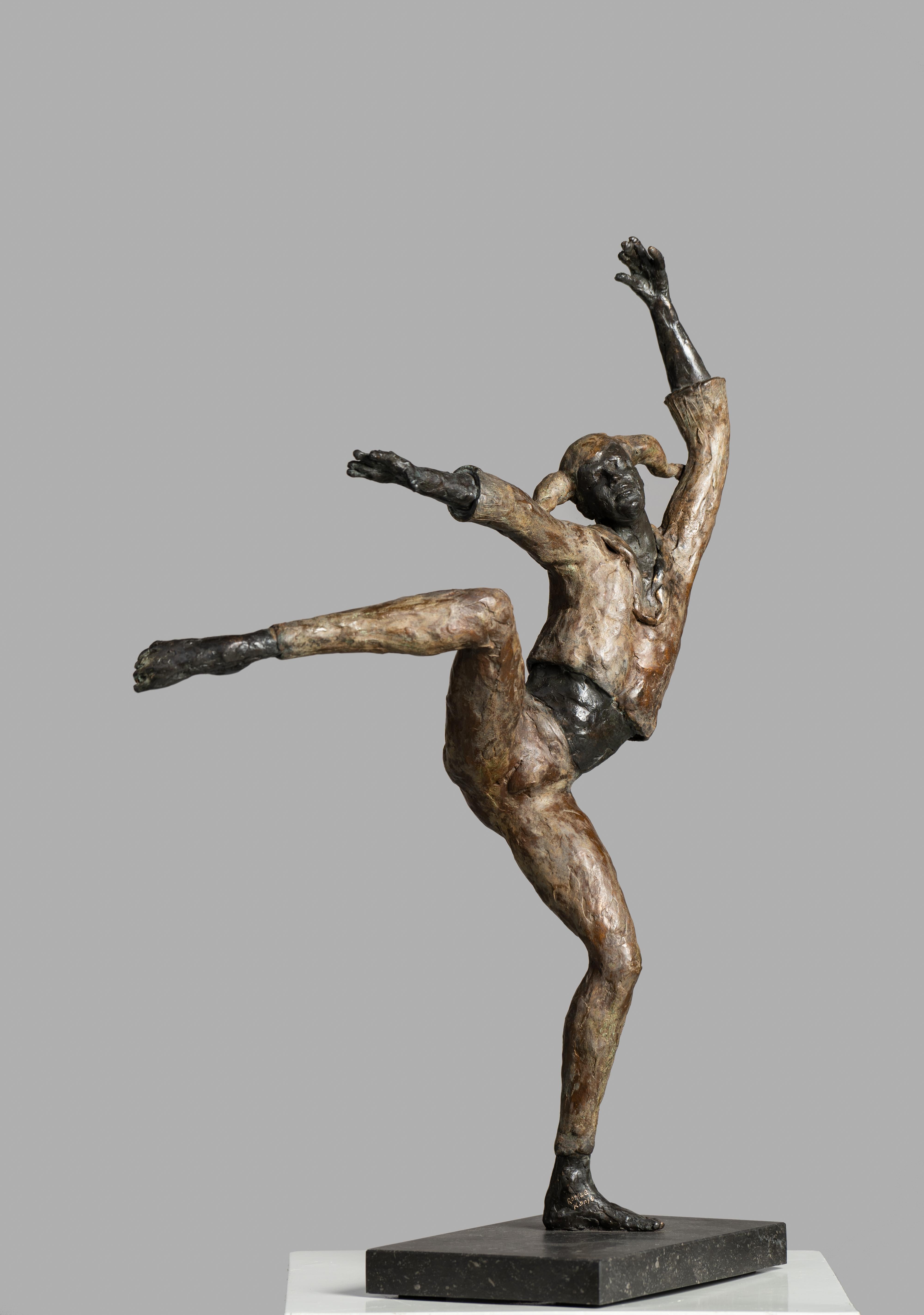 Harlequin - Sculpture en bronze contemporaine du 21e siècle représentant un bouffon dansant - Or Figurative Sculpture par Romee Kanis
