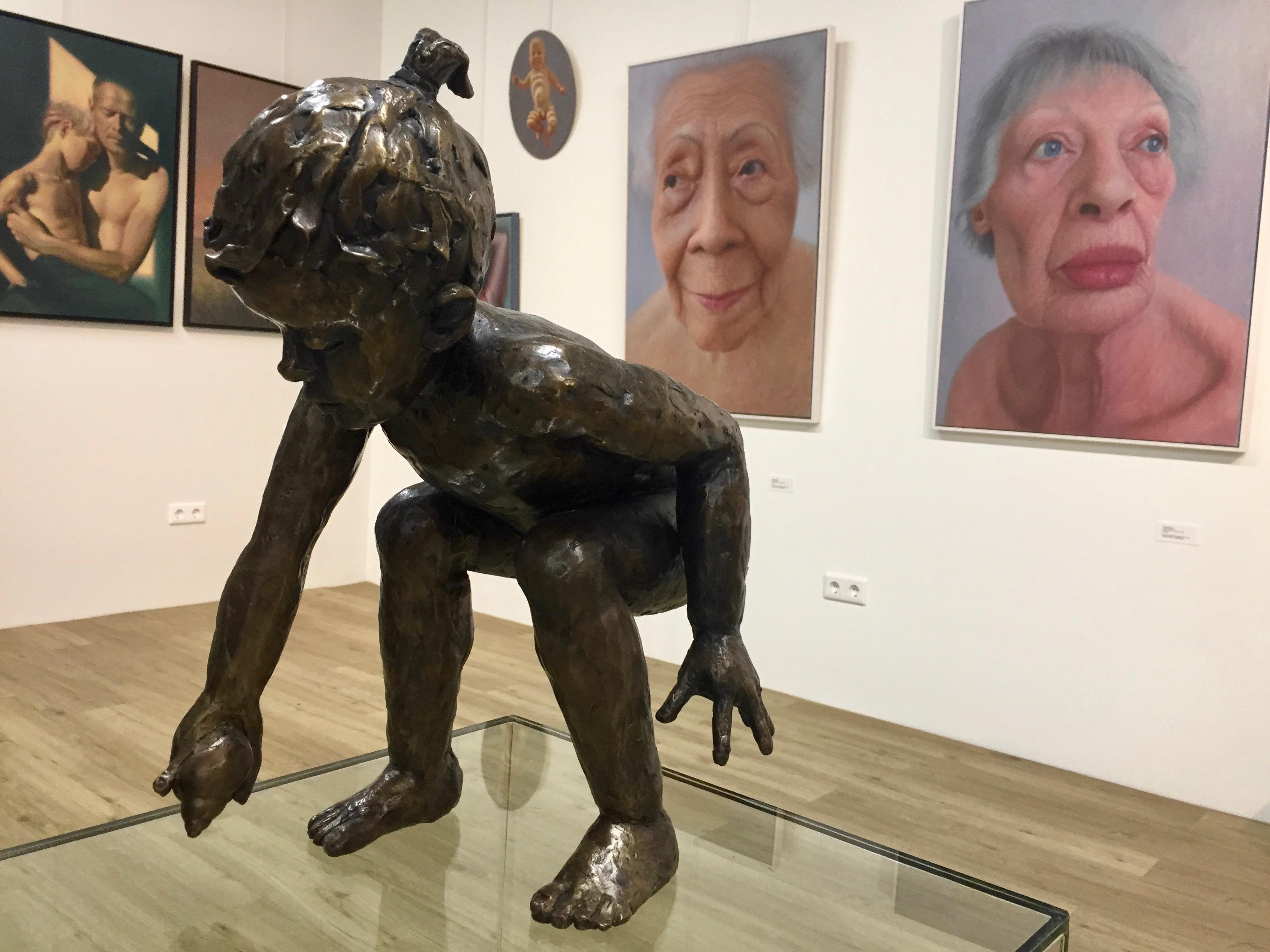 Bewegung in Bronze
Man kann Romee Kanis mit Fug und Recht als eine alte Bekannte der Galerie bezeichnen, denn ihre Arbeiten waren bis vor einigen Jahren regelmäßig in der Galerie zu sehen. Wir stellen diese Tradition in Ehren wieder her. Wir haben