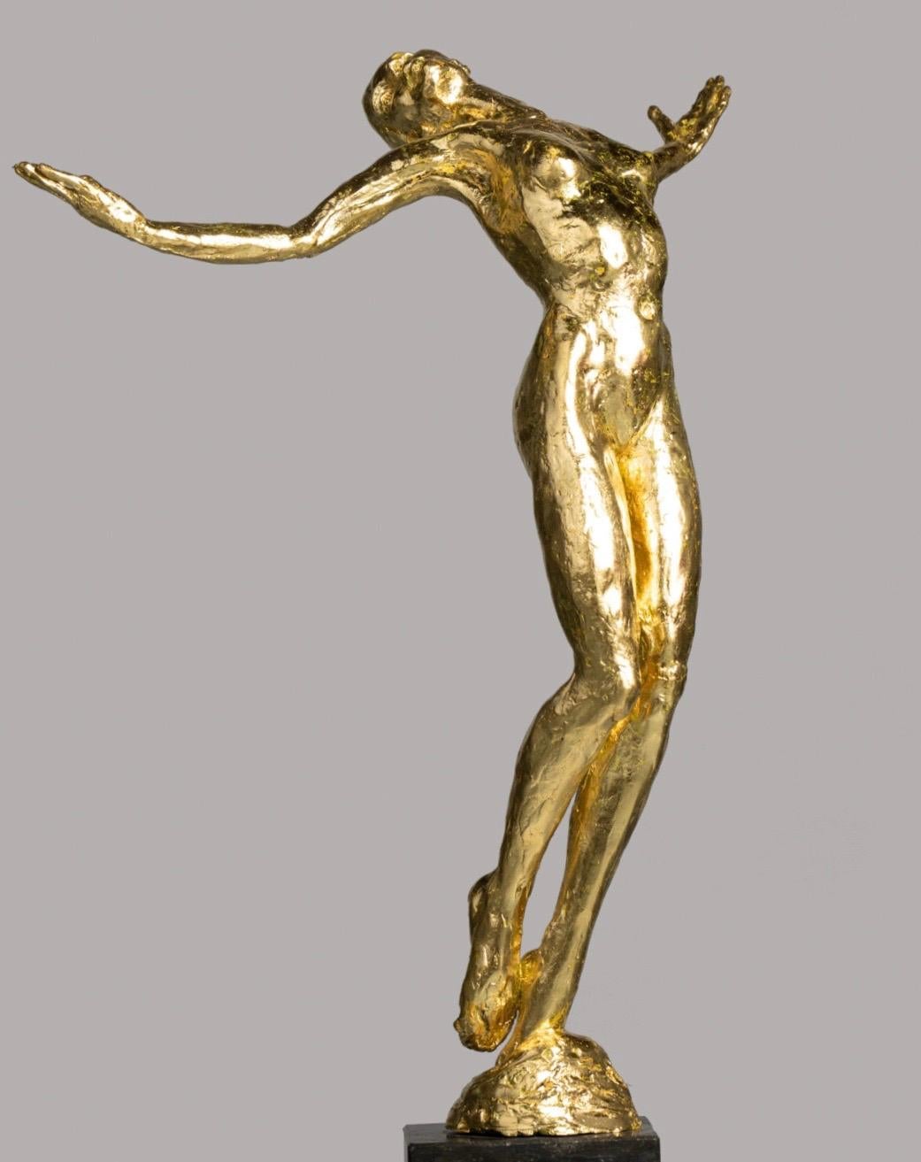 Romee Kanis Figurative Sculpture - Living Daylight Gold- 21st Century Sculpture of a nude woman 