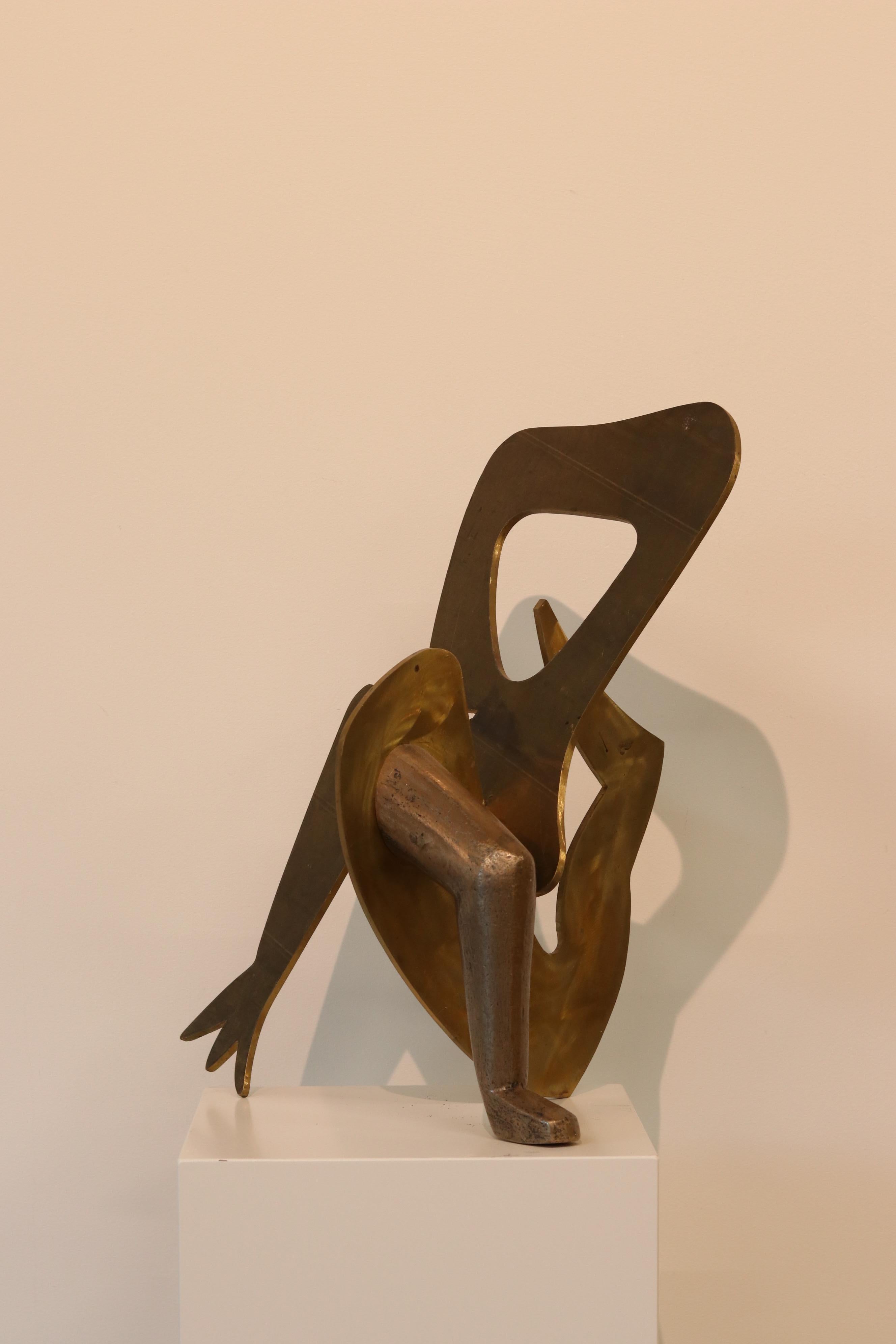 Cette sculpture de l'artiste néerlandais Jan Wils est réalisée en laiton.

Jan Wils est un artiste né dans la ville d'Eindhoven, aux Pays-Bas. Aujourd'hui, il vit et travaille toujours à Eindhoven.  

Jan Wils à propos de ses sculptures : 