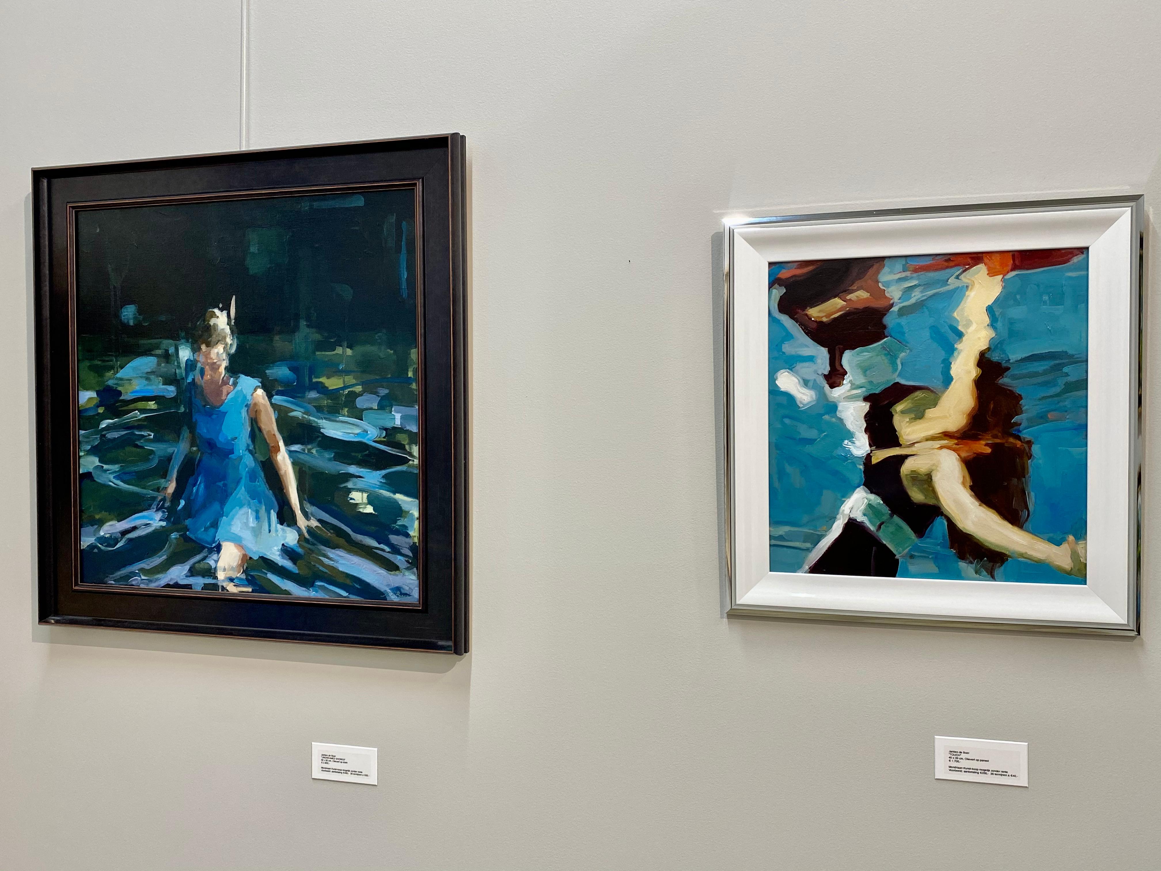 Touch - Peinture à l'huile du 21e siècle représentant une fille flottant et se reflétant  dans l'eau - Contemporain Painting par Jantien de Boer